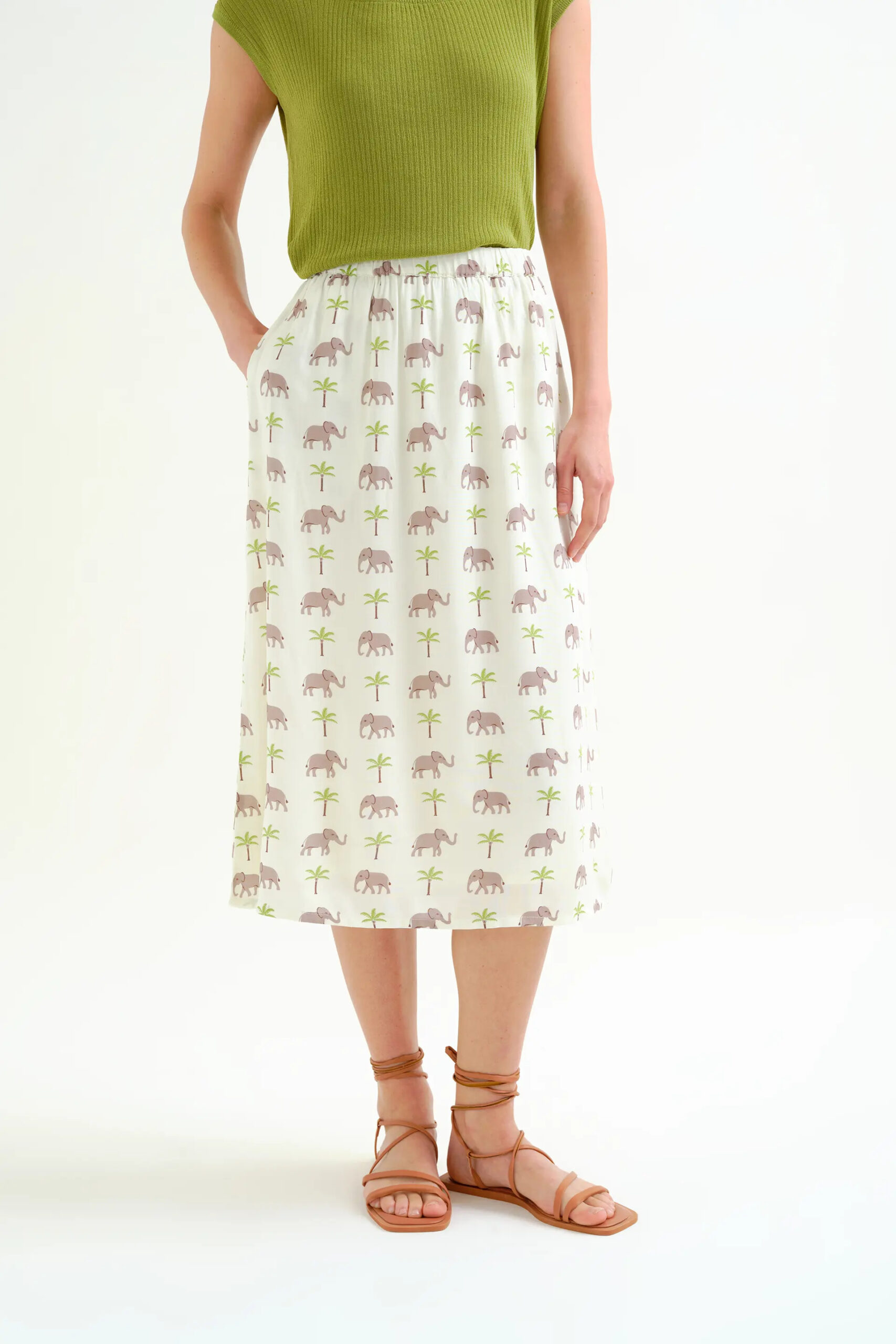 Βάλτε τον κωδικό COMPANIA στο κουπόνι και κερδίστε 10% έκπτωση! Φούστα από ρεγιόν σε ύφασμα Lenzing Ecovero με Elephant print. Ελαστική ζώνη με μεσαίο μπούστο. Πλαϊνές τσέπες. Φόδρα. Το μοντέλο έχει ύψος 177 εκ. και φοράει μέγεθος S. 100% Lenzing Ecovero Πλένεται στο πλυντήριο με κρύο νερό, όχι στεγνωτήριο, στέγνωμα στην σκιά, σιδερώνεται σε μέγιστη θερμοκρασία 110°C Αποστολή σε όλη την Ελλάδα σε 1-3 ημέρες. Διαθέσιμο και στα φυσικά μας κατάστηματα YELLOW BUTTON Χρεμωνίδου & Δαμάρεως 61 Παγκράτι. Γρηγορίου Αυξεντίου 122 Άνω Ιλίσια