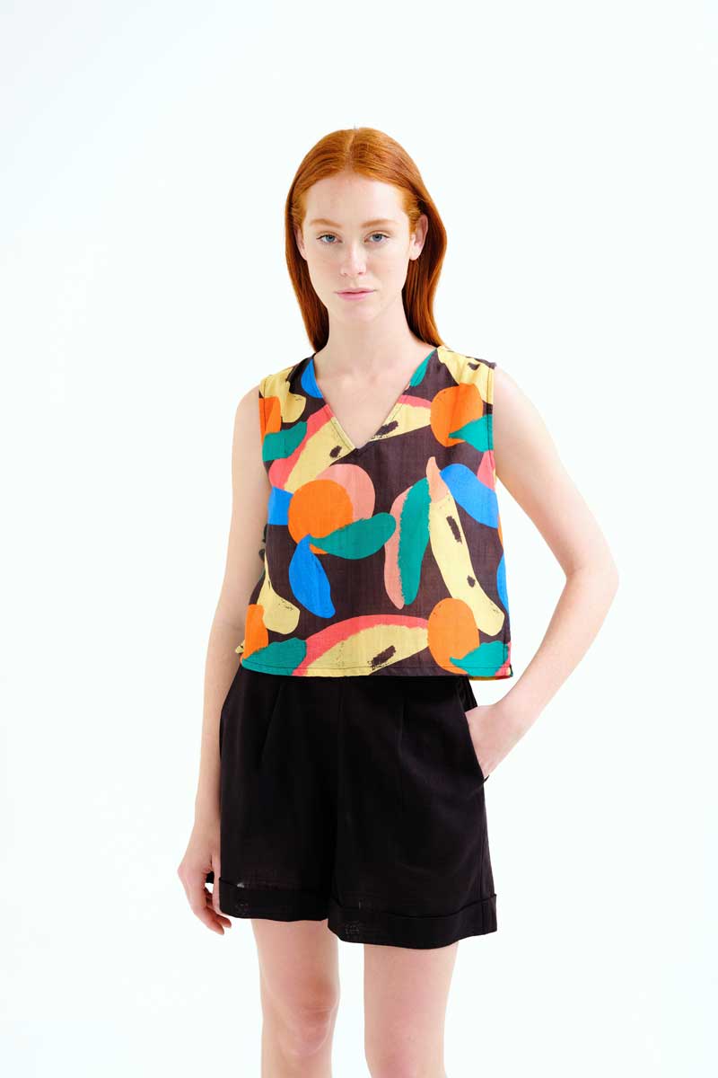 Αμάνικο βαμβακερό τοπ με Tutti Frutti print. V ντεκολτέ. 100% Βαμβάκι Το μοντέλο έχει ύψος 175 εκ. και φοράει μέγεθος S. Πλένεται στο πλυντήριο με κρύο νερό, όχι στεγνωτήριο, στέγνωμα στην σκιά, σιδερώνεται σε μέγιστη θερμοκρασία 110°C Αποστολή σε όλη την Ελλάδα σε 1-3 ημέρες. Διαθέσιμο και στα φυσικά μας κατάστηματα YELLOW BUTTON                                        Χρεμωνίδου & Δαμάρεως 61 Παγκράτι. Γρηγορίου Αυξεντίου 122 Άνω Ιλίσια Βάλτε τον κωδικό COMPANIA στο κουπόνι και κερδίστε 10% έκπτωση!