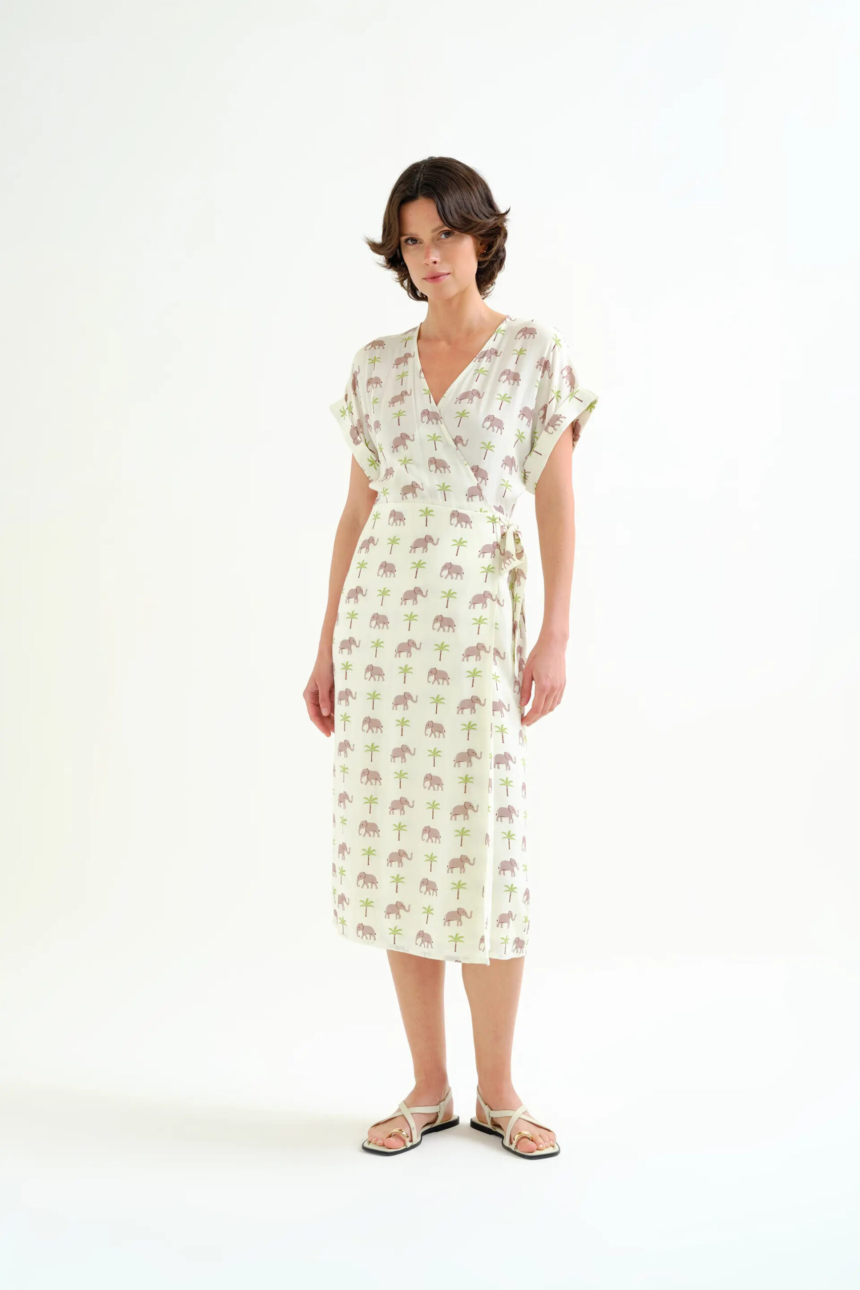 Βάλτε τον κωδικό COMPANIA στο κουπόνι και κερδίστε 10% έκπτωση! Μίντι κρουαζέ φόρεμα από ύφασμα Lenzing Ecovero από ρεγιόν με Elephant print. V ντεκολτέ και αμάνικο. Το μοντέλο έχει ύψος 177 εκ. και φοράει μέγεθος S. 100% lenzing Ecovero Πλένεται στο πλυντήριο με κρύο νερό, όχι στεγνωτήριο, στέγνωμα στην σκιά, σιδερώνεται σε μέγιστη θερμοκρασία 110°C Αποστολή σε όλη την Ελλάδα σε 1-3 ημέρες. Διαθέσιμο και στα φυσικά μας κατάστηματα YELLOW BUTTON Χρεμωνίδου & Δαμάρεως 61 Παγκράτι. Γρηγορίου Αυξεντίου 122 Άνω Ιλίσια