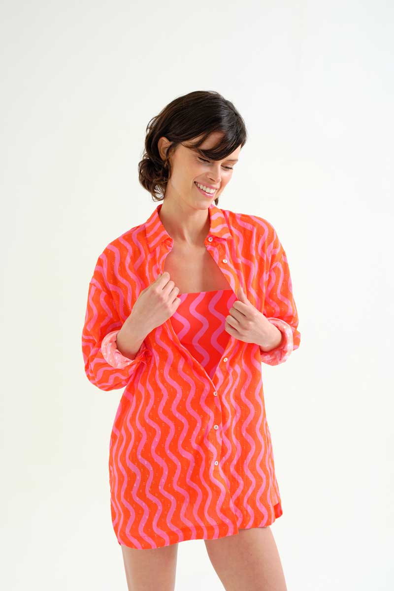 Μακρύ πουκάμισο καφτάνι COMPANIA FANTASTICA Μακρύ βαμβακερό πουκάμισο καφτάνι με Wave ροζ και κοραλί τύπωμα. Με πέτο γιακά και κλείσμο με κουμπιά. Σχέδιο με κουφόπιετα στο πίσω μέρος. 100% Βαμβάκι Το μοντέλο έχει ύψος 177 εκ. και φοράει μέγεθος S. Πλένεται στο πλυντήριο με κρύο νερό, όχι στεγνωτήριο, στέγνωμα στην σκιά, σιδερώνεται σε μέγιστη θερμοκρασία 110°C Αποστολή σε όλη την Ελλάδα σε 1-3 ημέρες. Διαθέσιμο και στα φυσικά μας κατάστηματα YELLOW BUTTON Χρεμωνίδου & Δαμάρεως 61 Παγκράτι. Γρηγορίου Αυξεντίου 122 Άνω Ιλίσια Βάλτε τον κωδικό COMPANIA στο κουπόνι και κερδίστε 10% έκπτωση!