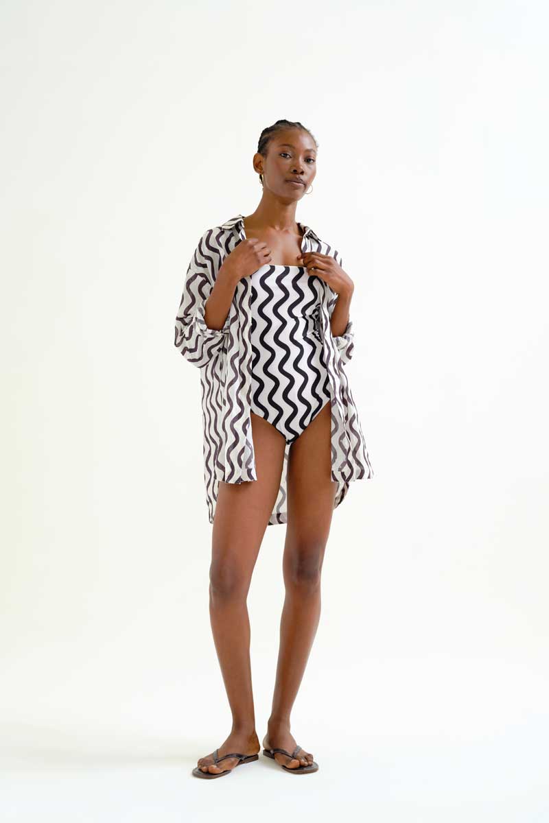 Μακρύ πουκάμισο καφτάνι COMPANIA FANTASTICA Μακρύ βαμβακερό πουκάμισο καφτάνι με Wave ασπρόμαυρο τύπωμα. Με πέτο γιακά και κλείσμο με κουμπιά. Σχέδιο με κουφόπιετα στο πίσω μέρος. 100% Βαμβάκι Το μοντέλο έχει ύψος 177 εκ. και φοράει μέγεθος S. Πλένεται στο πλυντήριο με κρύο νερό, όχι στεγνωτήριο, στέγνωμα στην σκιά, σιδερώνεται σε μέγιστη θερμοκρασία 110°C Αποστολή σε όλη την Ελλάδα σε 1-3 ημέρες. Διαθέσιμο και στα φυσικά μας κατάστηματα YELLOW BUTTON Χρεμωνίδου & Δαμάρεως 61 Παγκράτι. Γρηγορίου Αυξεντίου 122 Άνω Ιλίσια Βάλτε τον κωδικό COMPANIA στο κουπόνι και κερδίστε 10% έκπτωση!