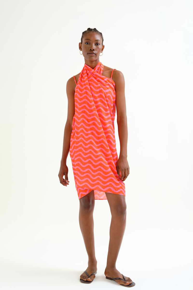 Βαμβακερό δετό παρεό με ροζ κοραλί Wave print. 100% Βαμβάκι Πλένεται στο πλυντήριο με κρύο νερό, όχι στεγνωτήριο, στέγνωμα στην σκιά, σιδερώνεται σε μέγιστη θερμοκρασία 110°C Αποστολή σε όλη την Ελλάδα σε 1-3 ημέρες. Διαθέσιμο και στα φυσικά μας κατάστηματα YELLOW BUTTON Χρεμωνίδου & Δαμάρεως 61 Παγκράτι. Γρηγορίου Αυξεντίου 122 Άνω Ιλίσια Βάλτε τον κωδικό COMPANIA στο κουπόνι και κερδίστε 10% έκπτωση!