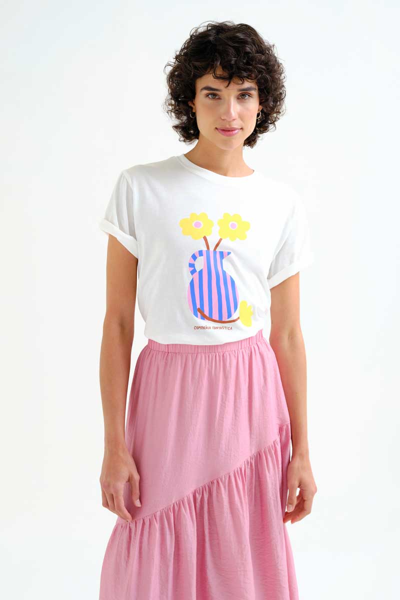 Μπλούζα από 100% βαμβάκι. Στρογγυλή λαιμόκοψη και κοντά μανίκια. Διαθέτει τύπωμα βάζου με το λογότυπο "Compañía Fantastica". 100% Βαμβάκι Το μοντέλο έχει ύψος 175 εκ. και φοράει μέγεθος S. Πλένεται στο πλυντήριο με κρύο νερό, όχι στεγνωτήριο, στέγνωμα στην σκιά, σιδερώνεται σε μέγιστη θερμοκρασία 110°C Αποστολή σε όλη την Ελλάδα σε 1-3 ημέρες. Διαθέσιμο και στα φυσικά μας κατάστηματα YELLOW BUTTON Χρεμωνίδου & Δαμάρεως 61 Παγκράτι. Γρηγορίου Αυξεντίου 122 Άνω Ιλίσια Βάλτε τον κωδικό COMPANIA στο κουπόνι και κερδίστε 10% έκπτωση!