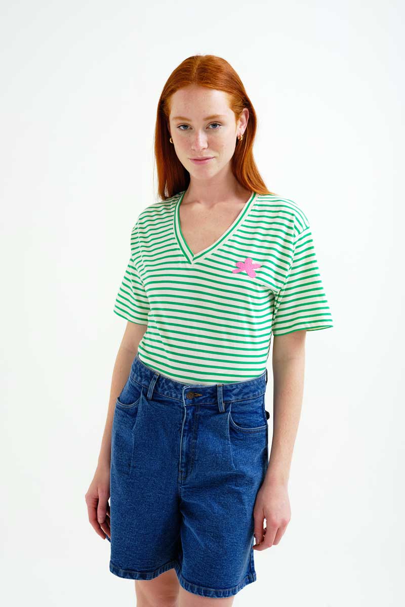 Μπλούζα από 100% βαμβάκι με ρίγες σε λευκό και μαύρο χρώμα. V ντεκολτέ και κοντά μανίκια. Κεντημένη μπλε λεπτομέρεια με λουλούδι. 100% Βαμβάκι Το μοντέλο έχει ύψος 175 εκ. και φοράει μέγεθος S. Πλένεται στο πλυντήριο με κρύο νερό, όχι στεγνωτήριο, στέγνωμα στην σκιά, σιδερώνεται σε μέγιστη θερμοκρασία 110°C Αποστολή σε όλη την Ελλάδα σε 1-3 ημέρες. Διαθέσιμο και στα φυσικά μας κατάστηματα YELLOW BUTTON Χρεμωνίδου & Δαμάρεως 61 Παγκράτι. Γρηγορίου Αυξεντίου 122 Άνω Ιλίσια Βάλτε τον κωδικό COMPANIA στο κουπόνι και κερδίστε 10% έκπτωση!