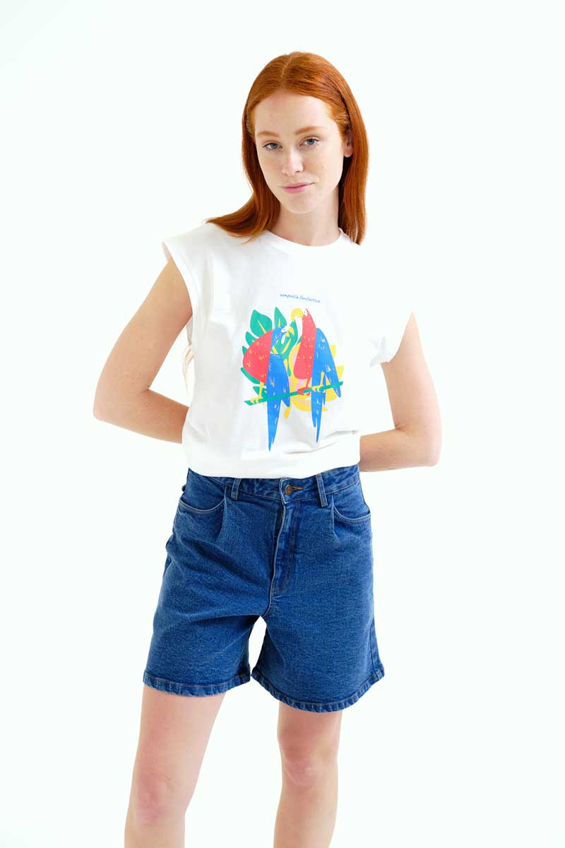 Μπλούζα από 100% βαμβάκι με τύπωμα παπαγάλους. Στρογγυλή λαιμόκοψη και κοντά μανίκια. 100% Βαμβάκι Το μοντέλο έχει ύψος 175 εκ. και φοράει μέγεθος S. Πλένεται στο πλυντήριο με κρύο νερό, όχι στεγνωτήριο, στέγνωμα στην σκιά, σιδερώνεται σε μέγιστη θερμοκρασία 110°C Αποστολή σε όλη την Ελλάδα σε 1-3 ημέρες. Διαθέσιμο και στα φυσικά μας κατάστηματα YELLOW BUTTON Χρεμωνίδου & Δαμάρεως 61 Παγκράτι. Γρηγορίου Αυξεντίου 122 Άνω Ιλίσια Βάλτε τον κωδικό COMPANIA στο κουπόνι και κερδίστε 10% έκπτωση!