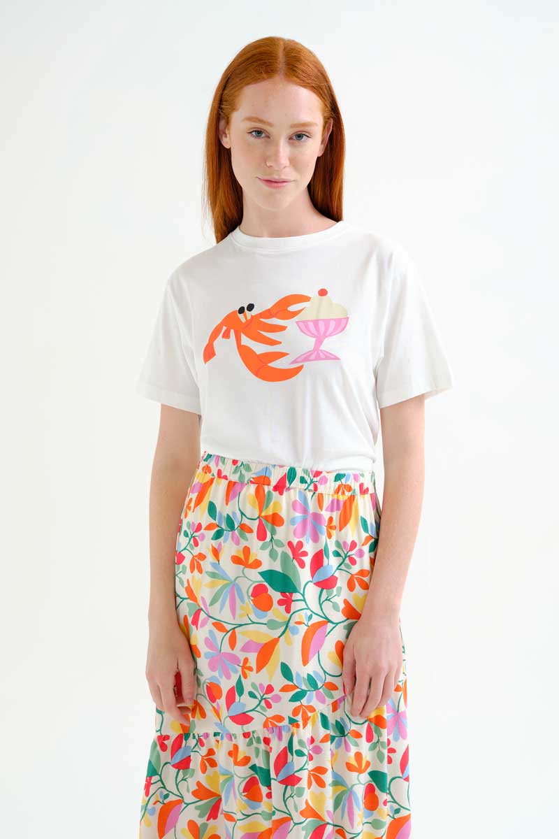 Μπλούζα από 100% βαμβάκι με τύπωμα αστακό. Στρογγυλή λαιμόκοψη και κοντά μανίκια. 100% Βαμβάκι Το μοντέλο έχει ύψος 175 εκ. και φοράει μέγεθος S. Πλένεται στο πλυντήριο με κρύο νερό, όχι στεγνωτήριο, στέγνωμα στην σκιά, σιδερώνεται σε μέγιστη θερμοκρασία 110°C Αποστολή σε όλη την Ελλάδα σε 1-3 ημέρες. Διαθέσιμο και στα φυσικά μας κατάστηματα YELLOW BUTTON Χρεμωνίδου & Δαμάρεως 61 Παγκράτι. Γρηγορίου Αυξεντίου 122 Άνω Ιλίσια Βάλτε τον κωδικό COMPANIA στο κουπόνι και κερδίστε 10% έκπτωση!