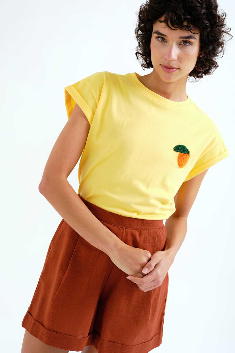 T-shirt με Orange embroidery COMPANIA FANTASTICA Κίτρινο μπλουζάκι από 100% βαμβάκι. Στρογγυλή λαιμόκοψη και κοντά μανίκια. Κεντημένη λεπτομέρεια πορτοκάλι. 100% Βαμβάκι. Το μοντέλο έχει ύψος 175 εκ. και φοράει μέγεθος S. Πλένεται στο πλυντήριο με κρύο νερό, όχι στεγνωτήριο, στέγνωμα στην σκιά, σιδερώνεται σε μέγιστη θερμοκρασία 110°C Αποστολή σε όλη την Ελλάδα σε 1-3 ημέρες. Διαθέσιμο και στα φυσικά μας κατάστηματα YELLOW BUTTON Χρεμωνίδου & Δαμάρεως 61 Παγκράτι. Γρηγορίου Αυξεντίου 122 Άνω Ιλίσια Βάλτε τον κωδικό COMPANIA στο κουπόνι και κερδίστε 10% έκπτωση!