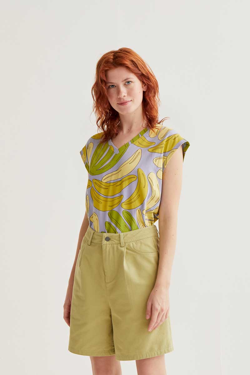 Μπλούζα από 100% βαμβάκι με Banana print. Στρογγυλή λαιμόκοψη και κοντά μανίκια. 100% Βαμβάκι Το μοντέλο έχει ύψος 175 εκ. και φοράει μέγεθος S. Πλένεται στο πλυντήριο με κρύο νερό, όχι στεγνωτήριο, στέγνωμα στην σκιά, σιδερώνεται σε μέγιστη θερμοκρασία 110°C Αποστολή σε όλη την Ελλάδα σε 1-3 ημέρες. Διαθέσιμο και στα φυσικά μας κατάστηματα YELLOW BUTTON Χρεμωνίδου & Δαμάρεως 61 Παγκράτι. Γρηγορίου Αυξεντίου 122 Άνω Ιλίσια Βάλτε τον κωδικό COMPANIA στο κουπόνι και κερδίστε 10% έκπτωση!