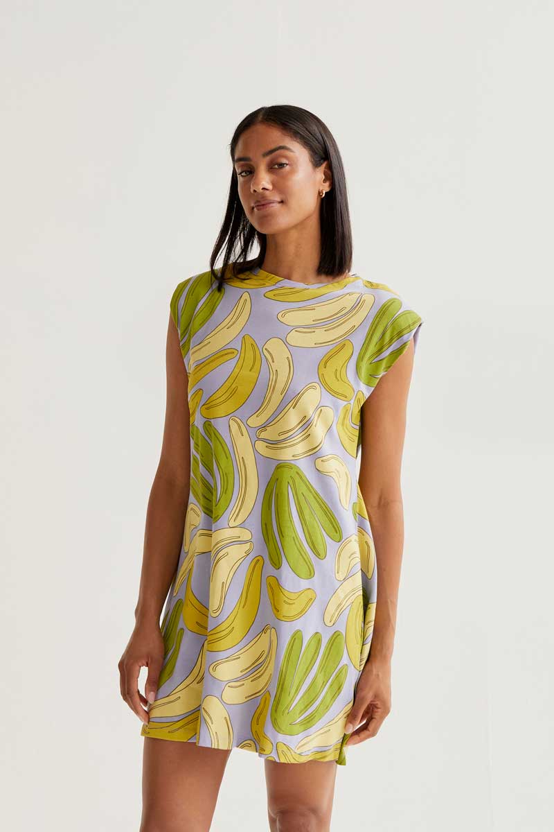 Κοντό φόρεμα από 100% βαμβακερό ύφασμα με Banana print. Στρογγυλή λαιμόκοψη και αμάνικο. 100% Βαμβάκι Το μοντέλο έχει ύψος 173 εκ. και φοράει μέγεθος S. Πλένεται στο πλυντήριο με κρύο νερό, όχι στεγνωτήριο, στέγνωμα στην σκιά, σιδερώνεται σε μέγιστη θερμοκρασία 110°C Αποστολή σε όλη την Ελλάδα σε 1-3 ημέρες. Διαθέσιμο και στα φυσικά μας κατάστηματα YELLOW BUTTON Χρεμωνίδου & Δαμάρεως 61 Παγκράτι. Γρηγορίου Αυξεντίου 122 Άνω Ιλίσια Βάλτε τον κωδικό COMPANIA στο κουπόνι και κερδίστε 10% έκπτωση!