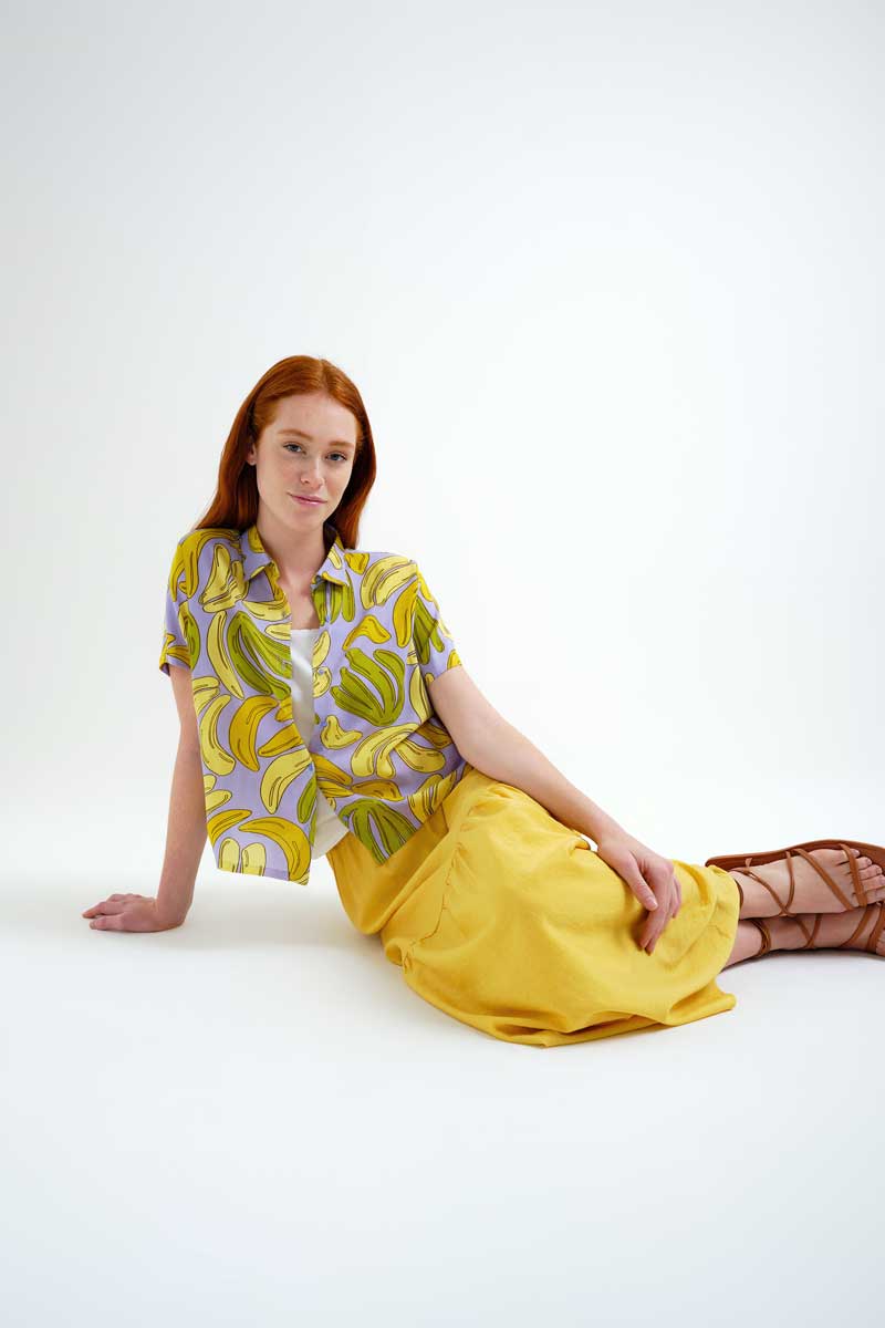 Πουκάμισο με Banana print COMPANIA FANTASTICA Πουκάμισο σε βισκόζ ύφασμα και Banana print. Γιακάς με πέτο και κοντά μανίκια. Κλείσιμο με κουμπιά μπροστά και κίτρινα κουμπιά. 100% Viscose Το μοντέλο έχει ύψος 175 εκ. και φοράει μέγεθος S. Πλένεται στο πλυντήριο με κρύο νερό, όχι στεγνωτήριο, στέγνωμα στην σκιά, σιδερώνεται σε μέγιστη θερμοκρασία 110°C Αποστολή σε όλη την Ελλάδα σε 1-3 ημέρες. Διαθέσιμο και στα φυσικά μας κατάστηματα YELLOW BUTTON                                        Χρεμωνίδου & Δαμάρεως 61 Παγκράτι. Γρηγορίου Αυξεντίου 122 Άνω Ιλίσια Βάλτε τον κωδικό COMPANIA στο κουπόνι και κερδίστε 10% έκπτωση!