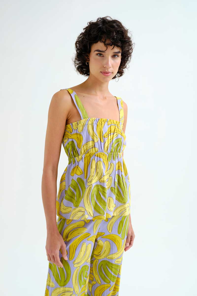 Banana print top COMPANIA FANTASTICA Μπλούζα από 100% βαμβάκι με Banana print. Ίσια λαιμόκοψη και χοντρές τιράντες. Ελαστική λεπτομέρεια ρύθμισης στο στήθος. 100% Βαμβάκι Το μοντέλο έχει ύψος 175 εκ. και φοράει μέγεθος S. Πλένεται στο πλυντήριο με κρύο νερό, όχι στεγνωτήριο, στέγνωμα στην σκιά, σιδερώνεται σε μέγιστη θερμοκρασία 110°C Αποστολή σε όλη την Ελλάδα σε 1-3 ημέρες. Διαθέσιμο και στα φυσικά μας κατάστηματα YELLOW BUTTON Χρεμωνίδου & Δαμάρεως 61 Παγκράτι. Γρηγορίου Αυξεντίου 122 Άνω Ιλίσια Βάλτε τον κωδικό COMPANIA στο κουπόνι και κερδίστε 10% έκπτωση!