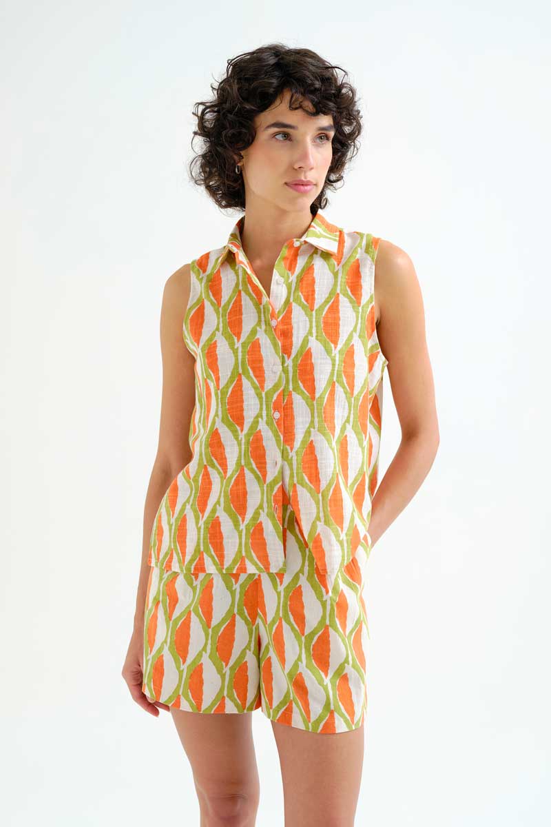 Πουκάμισο από 100% βαμβάκι με τύπωμα αλόης. Γιακάς με πέτο και αμάνικο. Κλείσιμο μπροστά με κουμπιά και λευκά κουμπιά. 100% Βαμβάκι Το μοντέλο έχει ύψος 175 εκ. και φοράει μέγεθος S. Πλένεται στο πλυντήριο με κρύο νερό, όχι στεγνωτήριο, στέγνωμα στην σκιά, σιδερώνεται σε μέγιστη θερμοκρασία 110°C Αποστολή σε όλη την Ελλάδα σε 1-3 ημέρες. Διαθέσιμο και στα φυσικά μας κατάστηματα YELLOW BUTTON Χρεμωνίδου & Δαμάρεως 61 Παγκράτι. Γρηγορίου Αυξεντίου 122 Άνω Ιλίσια Βάλτε τον κωδικό COMPANIA στο κουπόνι και κερδίστε 10% έκπτωση!