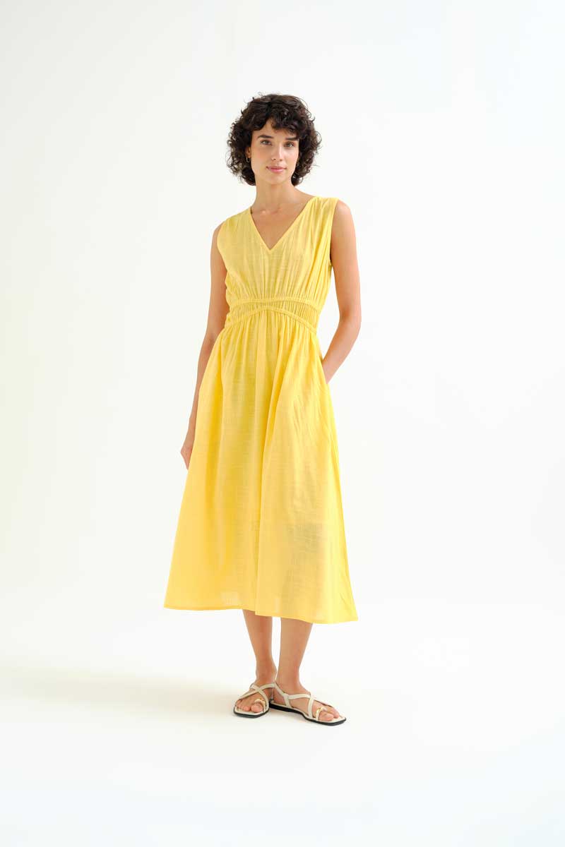 Κίτρινο μίντι φόρεμα COMPANIA FANTASTICA από 100% βαμβάκι. Με V ντεκολτέ και αμάνικο. Ελαστική μέση. Φόδρα. 100% Βαμβάκι Το μοντέλο έχει ύψος 175 εκ. και φοράει μέγεθος S. Πλένεται στο πλυντήριο με κρύο νερό, όχι στεγνωτήριο, στέγνωμα στην σκιά, σιδερώνεται σε μέγιστη θερμοκρασία 110°C Αποστολή σε όλη την Ελλάδα σε 1-3 ημέρες. Διαθέσιμο και στα φυσικά μας κατάστηματα YELLOW BUTTON                                        Χρεμωνίδου & Δαμάρεως 61 Παγκράτι. Γρηγορίου Αυξεντίου 122 Άνω Ιλίσια Βάλτε τον κωδικό COMPANIA στο κουπόνι και κερδίστε 10% έκπτωση!