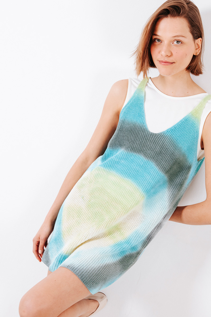 Πλεκτό φόρεμα tie-dye με λεπτές τιράντες και V λαιμόκοψη. Βαμβάκι 50% Πολυακρυλικό 50% Ύψος Μοντέλου : 1,78 Μέγεθος Μοντέλου : ΟS Οδηγίες Πλυσίματος : Πλύσιμο στο χέρι ή σε κρύο νερό. Όχι στεγνωτήριο. Τα ρούχα BADILA σχεδιάζονται και ράβονται στην Ελλάδα από το 1989. Αποστολή σε όλη την Ελλάδα σε 1-3 ημέρες. Διαθέσιμο και στα φυσικά μας καταστήματα YELLOW BUTTON Χρεμωνίδου & Δαμάρεως 61 Παγκράτι Γρ. Αυξεντίου 122 Ιλίσια