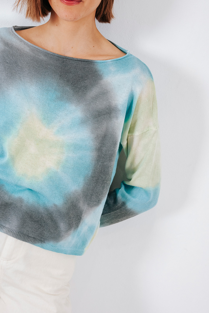 Tie-dye πλεκτή μακρυμάνικη μπλούζα με στρογγυλή λαιμόκοψη. Βαμβάκι 50% Πολυακρυλικό 50% Ύψος Μοντέλου : 1,78 Μέγεθος Μοντέλου : ΟS Οδηγίες Πλυσίματος : Πλύσιμο στο χέρι ή σε κρύο νερό. Όχι στεγνωτήριο. Τα ρούχα BADILA σχεδιάζονται και ράβονται στην Ελλάδα από το 1989. Αποστολή σε όλη την Ελλάδα σε 1-3 ημέρες. Διαθέσιμο και στα φυσικά μας καταστήματα YELLOW BUTTON Χρεμωνίδου & Δαμάρεως 61 Παγκράτι Γρ. Αυξεντίου 122 Ιλίσια