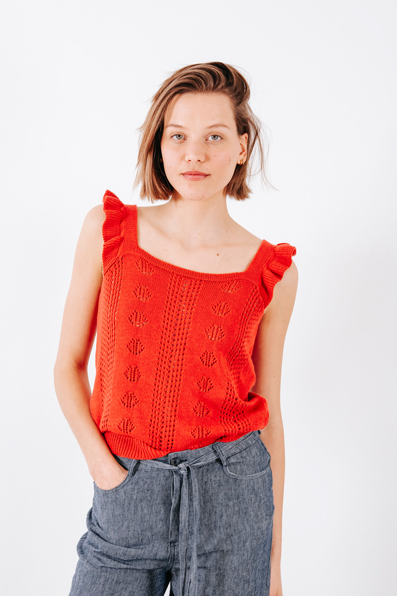 Πλεκτή αμάνικη μπλούζα με βολάν στις τιράντες και διάτρητα σχέδια. Σύνθεση : Βαμβάκι 50% Πολυακρυλικό 50% Ύψος Μοντέλου : 1,75 Μέγεθος Μοντέλου : OS Οδηγίες Πλυσίματος : Πλύσιμο στο χέρι ή σε κρύο νερό. Όχι στεγνωτήριο. Τα ρούχα BADILA σχεδιάζονται και ράβονται στην Ελλάδα από το 1989. Αποστολή σε όλη την Ελλάδα σε 1-3 ημέρες. Διαθέσιμο και στα φυσικά μας καταστήματα YELLOW BUTTON Χρεμωνίδου & Δαμάρεως 61 Παγκράτι Γρ. Αυξεντίου 122 Ιλίσια