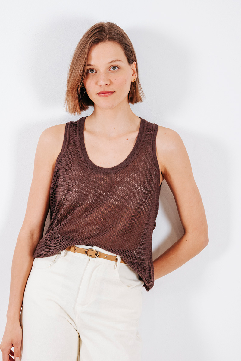 Αμάνικη πλεκτή μπλούζα διάτρητη με στρογγυλή λαιμόκοψη. Σύνθεση : Βαμβάκι 50% Πολυακρυλικό 50% Ύψος Μοντέλου : 1,75 Μέγεθος Μοντέλου : OS Οδηγίες Πλυσίματος : Πλύσιμο στο χέρι ή σε κρύο νερό. Όχι στεγνωτήριο. Τα ρούχα BADILA σχεδιάζονται και ράβονται στην Ελλάδα από το 1989. Αποστολή σε όλη την Ελλάδα σε 1-3 ημέρες. Διαθέσιμο και στα φυσικά μας καταστήματα YELLOW BUTTON Χρεμωνίδου & Δαμάρεως 61 Παγκράτι Γρ. Αυξεντίου 122 Ιλίσια