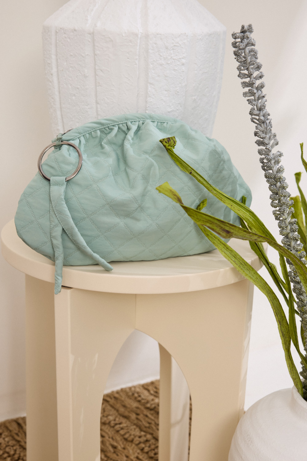 Τσάντα χειρός μικρού μεγέθους, με καπιτονέ ύφασμα. Το κλείσιμό της γίνεται με φερμουάρ στο επάνω μέρος, ενώ ο μεταλλικός κρίκος επιτρέπει εύκολο κράτημα στο χέρι. Στο εσωτερικό, διαθέτει ενιαίο χώρο για την οργάνωση των προσωπικών αντικειμένων 99% Πολυέστερ 1% Εα Δωρεάν αποστολή σε 1-3 μέρες σε όλη την Ελλάδα. Διαθέσιμη και στο φυσικό κατάστημα YELLOW BUTTON Χρεμωνίδου & Δαμάρεως 61 Παγκράτι