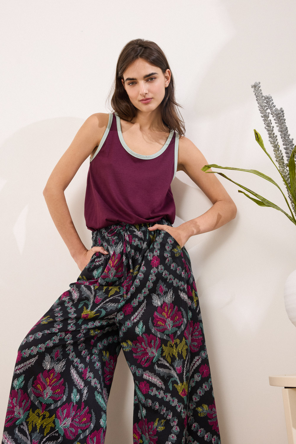 Παντελόνα από 100% cotton με χαλαρό καβάλο και άνετη γραμμή. Στη μέση διαθέτει λάστιχο με ρυθμιζόμενο κορδόνι κατασκευασμένο από το ίδιο ύφασμα, ολοκληρωμένο με διακοσμητικές μεταλλικές χάντρες στα τελειώματά του, προσθέτοντας μια ανεπιτήδευτη boho πινελιά. Οι κοφτές τσέπες μπροστά συμπληρώνουν το σχέδιο με πρακτικότητα. Το ύφασμα ξεχωρίζει για το καλλιτεχνικό ζωγραφικό εμπριμέ μοτίβο, χαρίζοντας μοναδικό χαρακτήρα στο σχέδιο. Συνδυάζεται με το T-shirt TERRY από το ίδιο ύφασμα, δημιουργώντας ένα σύγχρονο matching set. “Αυτό το προϊόν έχει φτιαχτεί με αγάπη και σεβασμό στο περιβάλλον χρησιμοποιώντας φυσικές ίνες.” 100% Βαμβάκι Τα ρούχα Namaste σχεδιάζονται και ράβονται στην Ελλάδα. Δωρεάν αποστολή σε 1-3 μέρες σε όλη την Ελλάδα. Διαθέσιμο και στο φυσικό μας κατάστημα YELLOW BUTTON Χρεμωνίδου & Δαμάρεως 61 Παγκράτι