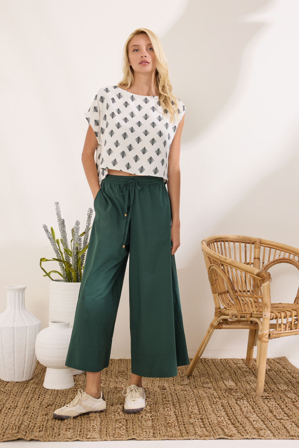 Παντελόνι zip culotte από βαμβακερό ύφασμα με δυναμικό σχεδιαστικό χαρακτήρα. Διαθέτει λάστιχο στη μέση για άνετη εφαρμογή, τσέπες και cropped μήκος με φαρδύ στρίφωμα στο κάτω μέρος, δημιουργώντας ισχυρό statement.