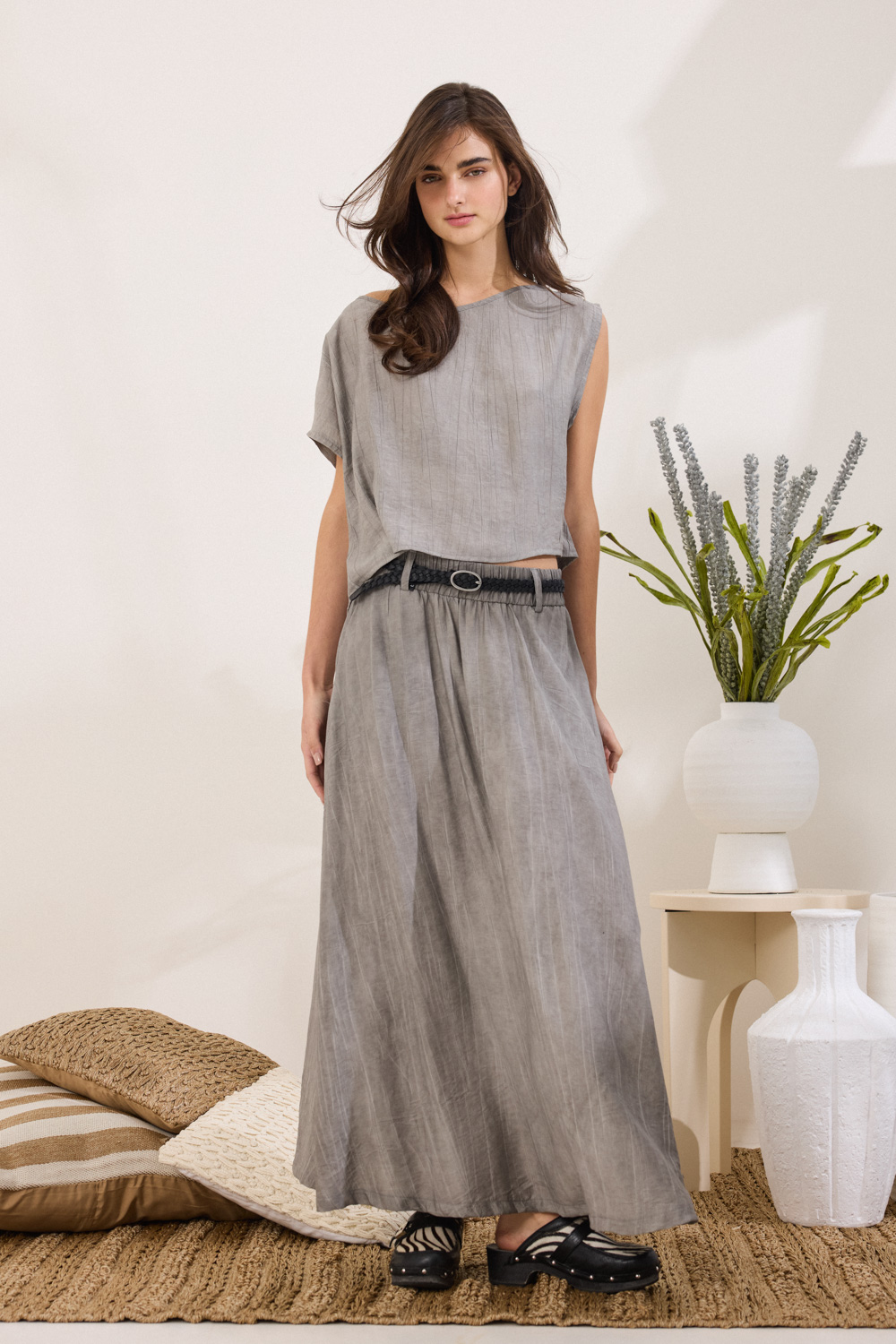 "NOCTELLE" φούστα maxi σε εβαζέ γραμμή με crinkle effect Namaste Μακριά φούστα σε κομψή εβαζέ γραμμή, σχεδιασμένη για άνεση και ανάλαφρη κίνηση. Το ύφασμα με crinkle effect delave δημιουργεί μια ιδιαίτερη υφή που αναδεικνύει τον σύγχρονο χαρακτήρα του σχεδίου. Η μέση με λάστιχο εξασφαλίζει ευχάριστη εφαρμογή, ενώ οι πλαϊνές τσέπες και τα θυλάκια για ζώνη προσθέτουν πρακτικότητα και ευελιξία στο styling. Συνδυάζεται με την τουνίκ ORIELLE από το ίδιο ύφασμα για ένα σύγχρονο και αρμονικό matching set. 82% Βισκόζη 18% Νάιλον Τα ρούχα Namaste σχεδιάζονται και ράβονται στην Ελλάδα. Δωρεάν αποστολή σε 1-3 μέρες σε όλη την Ελλάδα. Διαθέσιμο και στο φυσικό μας κατάστημα YELLOW BUTTON Χρεμωνίδου & Δαμάρεως 61 Παγκράτι