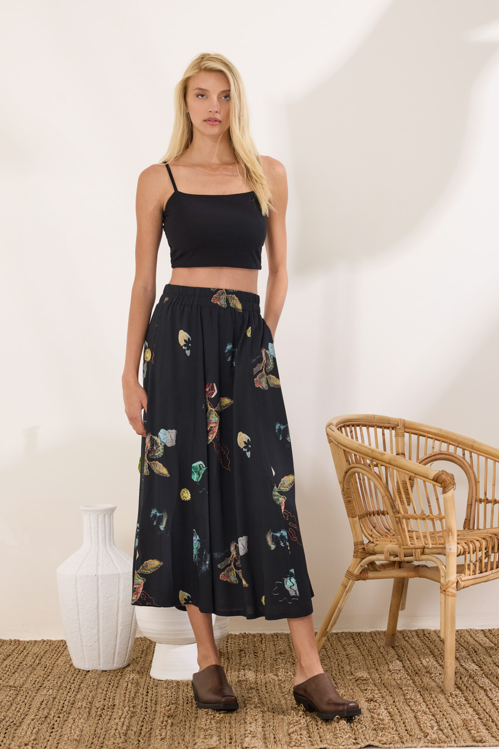 "WESTON" φούστα midi Namaste Midi φούστα σε εβαζέ γραμμή, με εντυπωσιακό print από 100% rayon. Το λάστιχο στη μέση και το μεταλλικό φερμουάρ στο πίσω μέρος προσθέτει λεπτομέρεια και εξασφαλίζει άνετη εφαρμογή. Διαθέτει πλαϊνές τσέπες και αέρινη γραμμή που κολακεύει τη σιλουέτα. “Αυτό το προϊόν έχει φτιαχτεί με αγάπη και σεβασμό στο περιβάλλον χρησιμοποιώντας φυσικές ίνες 100% Ρεγιόν Το μοντέλο φοράει μέγεθος S. Τα ρούχα Namaste σχεδιάζονται και ράβονται στην Ελλάδα. Δωρεάν αποστολή σε 1-3 μέρες σε όλη την Ελλάδα. Διαθέσιμο και στο φυσικό κατάστημα YELLOW BUTTON Χρεμωνίδου & Δαμάρεως 61 Παγκράτι