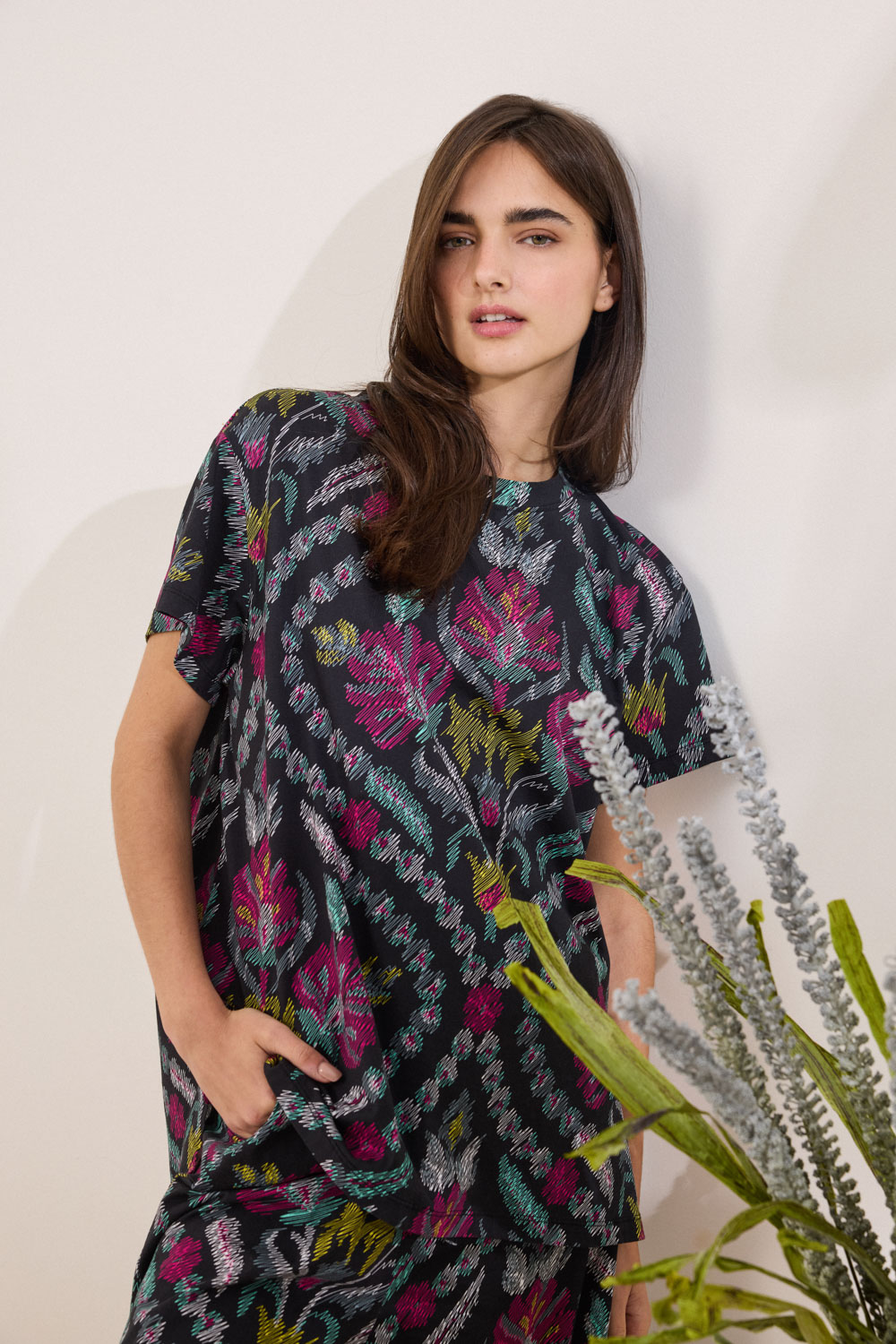 "TERRY" μπλούζα εμπριμέ με ασύμμετρο τελείωμα Namaste T-shirt από 100% cotton που προσφέρει απαλή αίσθηση και φυσική ελαστικότητα. Το ύφασμα ξεχωρίζει για το καλλιτεχνικό ζωγραφικό εμπριμέ μοτίβο, χαρίζοντας μοναδικό χαρακτήρα στο σχέδιο. Το ασύμμετρο τελείωμα με τα μικρά ανοίγματα στα πλαϊνά δημιουργούν ενδιαφέρουσα γραμμή, ενώ η στρογγυλή λαιμόκοψη και τα κοντά μανίκια ολοκληρώνουν το contemporary στυλ. Συνδυάζεται με την παντελόνα HOLLIS από το ίδιο ύφασμα, δημιουργώντας ένα σύγχρονο matching set. “Αυτό το προϊόν έχει φτιαχτεί με αγάπη και σεβασμό στο περιβάλλον χρησιμοποιώντας φυσικές ίνες.” 100% Βαμβάκι Τα ρούχα Namaste σχεδιάζονται και ράβονται στην Ελλάδα. Δωρεάν αποστολή σε 1-3 μέρες σε όλη την Ελλάδα. Διαθέσιμο και στο φυσικό μας κατάστημα YELLOW BUTTON Χρεμωνίδου & Δαμάρεως 61 Παγκράτι