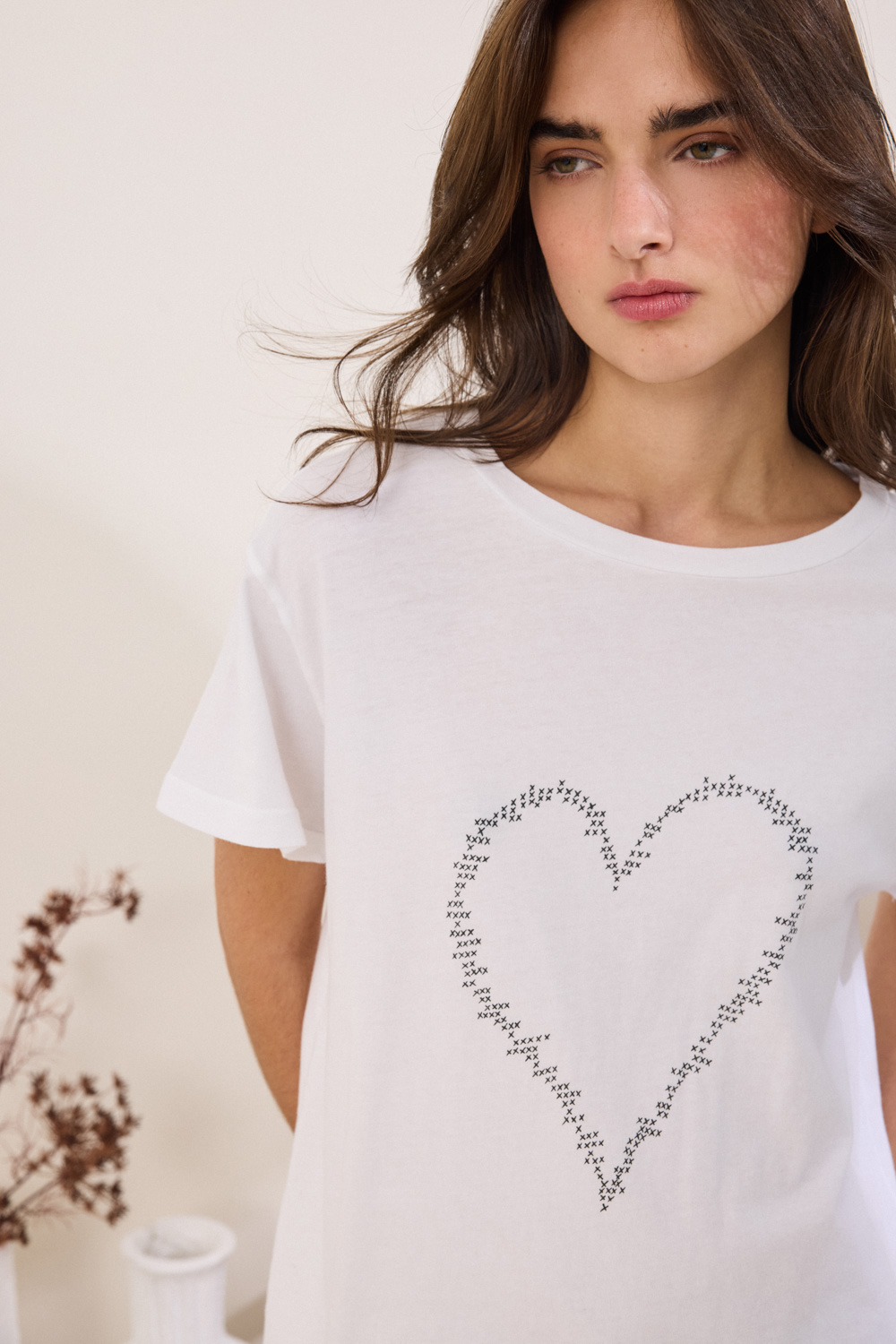 T-shirt από 100% βαμβάκι με ασύμμετρο τελείωμα και ανοίγματα στα πλαϊνά. Στρογγυλή λαιμόκοψη και άνετη γραμμή. Το μπροστινό μέρος κοσμείται με τύπωμα καρδιάς, προσδίδοντας μοντέρνο ύφος στο σχέδιο. “Αυτό το προϊόν έχει φτιαχτεί με αγάπη και σεβασμό στο περιβάλλον χρησιμοποιώντας φυσικές ίνες.” 100% Βαμβάκι Τα ρούχα Namaste σχεδιάζονται και ράβονται στην Ελλάδα. Δωρεάν αποστολή σε 1-3 μέρες σε όλη την Ελλάδα. Διαθέσιμο και στο φυσικό μας κατάστημα YELLOW BUTTON Χρεμωνίδου & Δαμάρεως 61 Παγκράτι