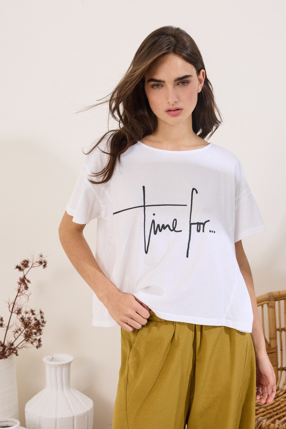 "SANFORD" T-shirt με τύπωμα Namaste T-shirt από 100% βαμβάκι, βαμμένο με ειδική επεξεργασία που δίνει μοναδικό χρωματικό αποτέλεσμα. Διαθέτει χαμόγελο λαιμόκοψη και κοντά μανίκια, ενώ το τύπωμα στο μπροστινό μέρος συμπληρώνει το σχέδιο. Οι σχεδιαστικές ραφές αναδεικνύουν τη φόρμα, σε συνδυασμό με το ασύμμετρο τελείωμα. Η γραμμή είναι άνετη, με χαλαρή εφαρμογή στο σώμα. “Αυτό το προϊόν έχει φτιαχτεί με αγάπη και σεβασμό στο περιβάλλον χρησιμοποιώντας φυσικές ίνες.” 100% Βαμβάκι Τα ρούχα Namaste σχεδιάζονται και ράβονται στην Ελλάδα. Δωρεάν αποστολή σε 1-3 μέρες σε όλη την Ελλάδα. Διαθέσιμο και στο φυσικό μας κατάστημα YELLOW BUTTON Χρεμωνίδου & Δαμάρεως 61 Παγκράτι