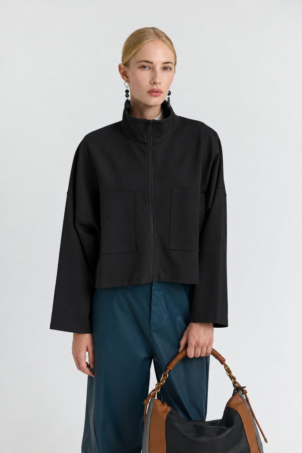 "FAN" Ζακέτα cropped σε boxy γραμμή Namaste Cropped jacket από jersey ύφασμα, σε boxy γραμμή με χαμηλωμένους ώμους και μακριά, φαρδιά μανίκια. Διαθέτει ψηλό όρθιο γιακά και μπροστινό κλείσιμο με φερμουάρ. Οι δύο μεγάλες εξωτερικές patch τσέπες με πλαϊνό άνοιγμα ολοκληρώνουν τον σχεδιασμό. 65% Ρεγιόν 30% Νάυλον 5% Σπάντεξ Το μοντέλο φοράει μέγεθος S. Τα ρούχα Namaste σχεδιάζονται και ράβονται στην Ελλάδα. Δωρεάν αποστολή σε 1-3 μέρες σε όλη την Ελλάδα. Διαθέσιμο και στο φυσικό κατάστημα YELLOW BUTTON Χρεμωνίδου & Δαμάρεως 61 Παγκράτι