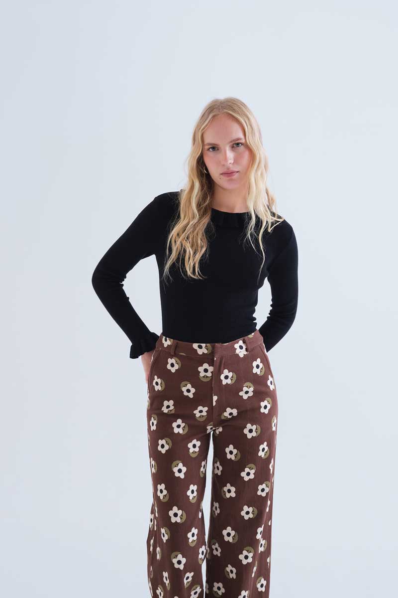 Black knit ruffle top COMPANIA FANTASTICA Μαύρο πλεκτό τοπ. Στρογγυλή λαιμόκοψη και μακριά μανίκια. Λεπτομέρειες με βολάν. Το μοντέλο έχει ύψος 175 εκ. και φοράει μέγεθος S. 54% Polyester 20% Acrylic 20% Polyamide 6% Wool Πλύσιμο στο χέρι, απαγορεύεται η χρήση λευκαντικού, απαγορεύεται το στέγνωμα σε στεγνωτήριο, κρεμάστε το για στέγνωμα στη σκιά, απαγορεύεται το σιδέρωμα, πλύσιμο με παρόμοια χρώματα. Αποστολή σε όλη την Ελλάδα σε 1-3 ημέρες. Διαθέσιμο και στα φυσικά μας κατάστηματα YELLOW BUTTON Χρεμωνίδου & Δαμάρεως 61 Παγκράτι.