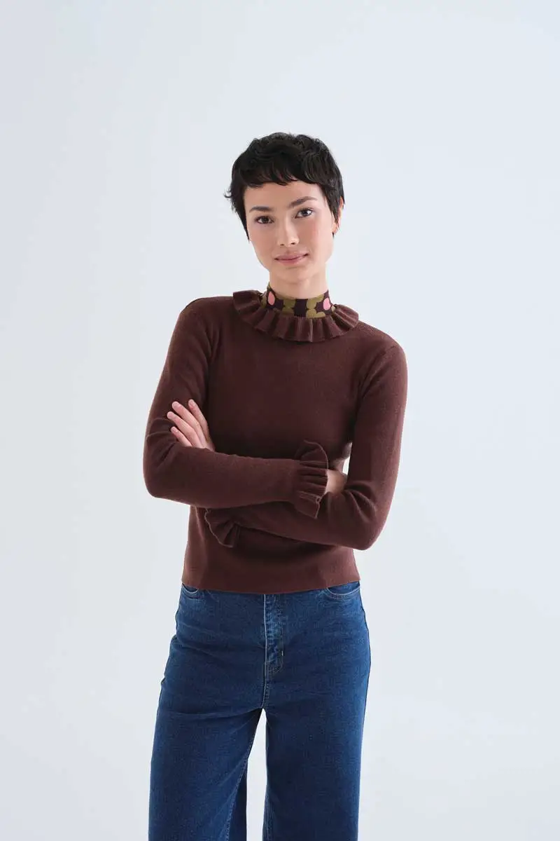 Brown ruffled knit top COMPANIA FANTASTICA Καφέ πλεκτό τοπ. Στρογγυλή λαιμόκοψη και μακριά μανίκια. Λεπτομέρειες με βολάν. Το μοντέλο έχει ύψος 175 εκ. και φοράει μέγεθος S. 54% Polyester 20% Acrylic 20% Polyamide 6% Wool Πλύσιμο στο χέρι, απαγορεύεται η χρήση λευκαντικού, απαγορεύεται το στέγνωμα σε στεγνωτήριο, κρεμάστε το για στέγνωμα στη σκιά, απαγορεύεται το σιδέρωμα, πλύσιμο με παρόμοια χρώματα. Αποστολή σε όλη την Ελλάδα σε 1-3 ημέρες. Διαθέσιμο και στα φυσικά μας κατάστηματα YELLOW BUTTON Χρεμωνίδου & Δαμάρεως 61 Παγκράτι.