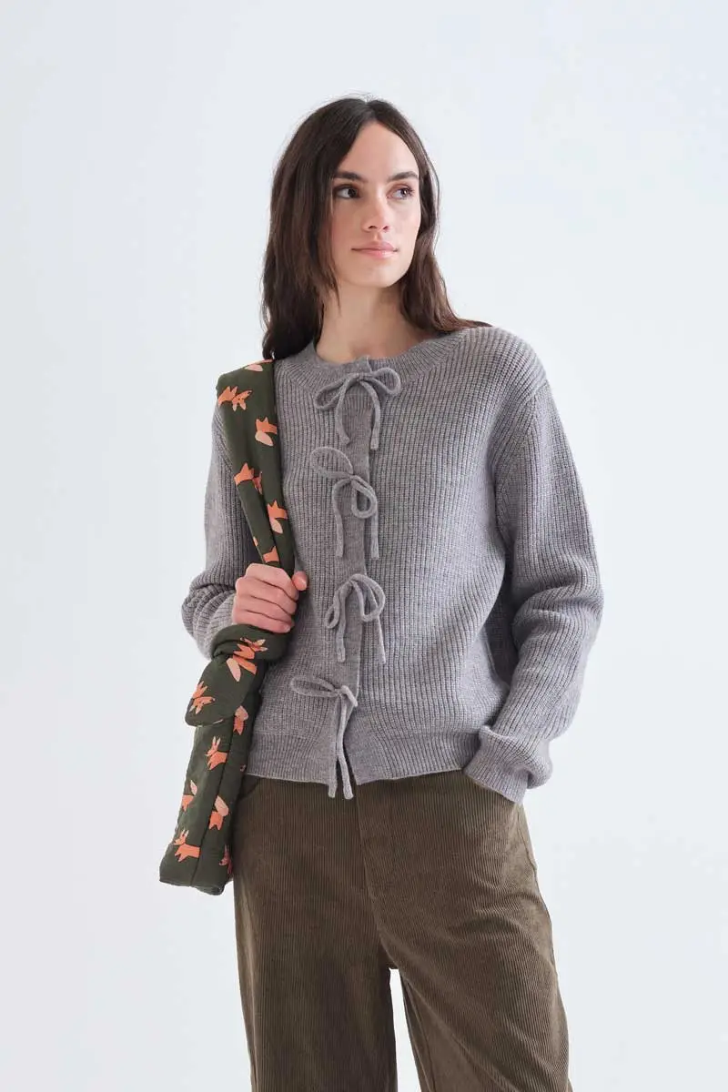 Grey knit cardigan with ties COMPANIA FANTASTICA Γκρι πλεκτή ζακέτα. Στρογγυλή λαιμόκοψη και μακριά μανίκια. Δέσιμο μπροστά. Ριμπ τελειώματα. Το μοντέλο έχει ύψος 177 εκ. και φοράει μέγεθος S. 50% Acrylic 50% Polyester Πλύσιμο στο πλυντήριο με κρύο νερό, απαγορεύεται η χρήση λευκαντικού, απαγορεύεται το στέγνωμα σε στεγνωτήριο, κρεμάστε το για στέγνωμα στη σκιά, απαγορεύεται το σιδέρωμα, πλύνετε με παρόμοια χρώματα. Αποστολή σε όλη την Ελλάδα σε 1-3 ημέρες. Διαθέσιμο και στα φυσικά μας κατάστηματα YELLOW BUTTON Χρεμωνίδου & Δαμάρεως 61 Παγκράτι.
