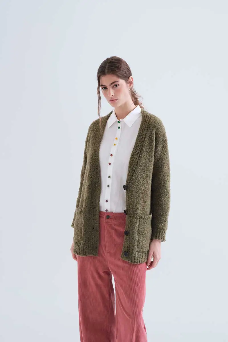 Olive green knit cardigan COMPANIA FANTASTICA Πλεκτή ζακέτα σε χρώμα λαδί. V λαιμόκοψη και μακριά μανίκια. Κλείνει μπροστά με μαύρα κουμπιά. Έχει χαμηλή ραφή ώμου, μπροστινές τσέπες και ριπ λεπτομέρειες. Το μοντέλο έχει ύψος 176 εκ. και φοράει μέγεθος S. 100% Recycled Polyester Πλύσιμο στο πλυντήριο με κρύο νερό, απαγορεύεται η χρήση λευκαντικού, απαγορεύεται το στέγνωμα σε στεγνωτήριο, κρεμάστε το για στέγνωμα στη σκιά, απαγορεύεται το σιδέρωμα, πλύνετε με παρόμοια χρώματα. Αποστολή σε όλη την Ελλάδα σε 1-3 ημέρες. Διαθέσιμο και στα φυσικά μας κατάστηματα YELLOW BUTTON Χρεμωνίδου & Δαμάρεως 61 Παγκράτι.