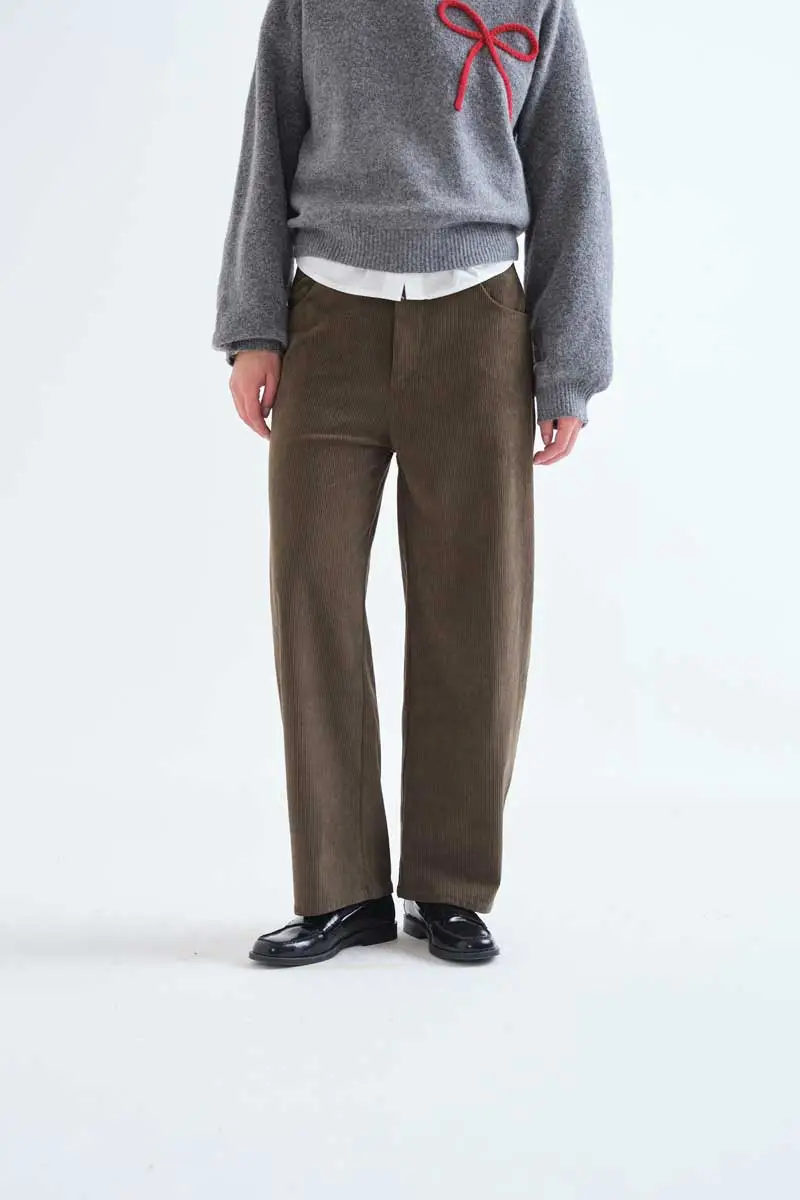 Dark brown corduroy trousers COMPANIA FANTASTICA Σκούρο καφέ παντελόνι κοτλέ σε ίσια γραμμή. Κλείσιμο μπροστά με φερμουάρ και κουμπί. Πλαϊνές τσέπες. Το μοντέλο έχει ύψος 177 εκ. και φοράει μέγεθος S. 100% Polyester Πλύσιμο στο πλυντήριο με κρύο νερό, απαγορεύεται η χρήση λευκαντικού, όχι στεγνωτήριο, κρεμάστε το για στέγνωμα στη σκιά, απαγορεύεται το σιδέρωμα, πλύνετε με παρόμοια χρώματα. Αποστολή σε όλη την Ελλάδα σε 1-3 ημέρες. Διαθέσιμο και στα φυσικά μας κατάστηματα YELLOW BUTTON Χρεμωνίδου & Δαμάρεως 61 Παγκράτι.
