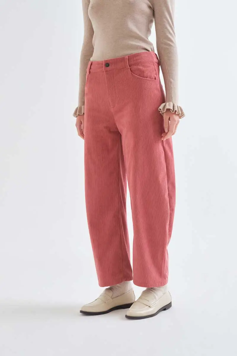 Pink corduroy pants COMPANIA FANTASTICA Ροζ παντελόνι από κοτλέ ύφασμα. Σταθερή μέση μεσαίου ύψους και ίσια γραμμή. Κλείνει μπροστά με φερμουάρ και κουμπί. Διαθέτει πλαϊνές τσέπες. Το μοντέλο έχει ύψος 177 εκ. και φοράει μέγεθος S. 100% Polyester Πλύσιμο στο πλυντήριο με κρύο νερό, απαγορεύεται η χρήση λευκαντικού, όχι στεγνωτήριο, κρεμάστε το για στέγνωμα στη σκιά, απαγορεύεται το σιδέρωμα, πλύνετε με παρόμοια χρώματα. Αποστολή σε όλη την Ελλάδα σε 1-3 ημέρες. Διαθέσιμο και στα φυσικά μας κατάστηματα YELLOW BUTTON Χρεμωνίδου & Δαμάρεως 61 Παγκράτι.