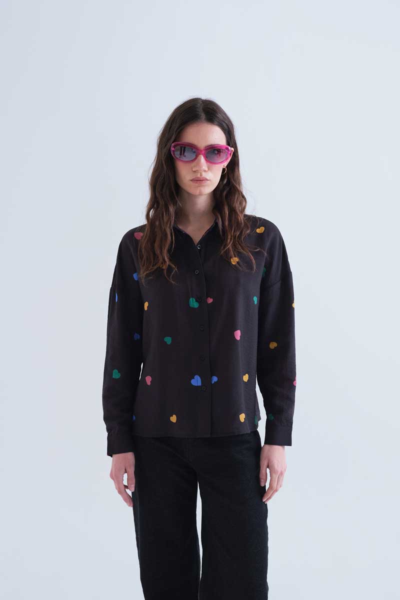 Candy print shirt COMPANIA FANTASTICA Πουκάμισο με ύφανση κρεπ και μοτίβο με καρδιές. Γιακά με πέτο και μακριά μανίκια. Κλείνει μπροστά με μαύρα κουμπιά και έχει ελαφρώς χαμηλωμένη ραφή ώμου. Το μοντέλο έχει ύψος 173 εκ. και φοράει μέγεθος S. 85% Viscose 15% Polyamide Πλύσιμο στο πλυντήριο με κρύο νερό, απαγορεύεται η χρήση λευκαντικού, όχι στεγνωτήριο, κρεμάστε το για στέγνωμα στη σκιά, απαγορεύεται το σιδέρωμα, πλύνετε με παρόμοια χρώματα. Αποστολή σε όλη την Ελλάδα σε 1-3 ημέρες. Διαθέσιμο και στα φυσικά μας κατάστηματα YELLOW BUTTON Χρεμωνίδου & Δαμάρεως 61 Παγκράτι.