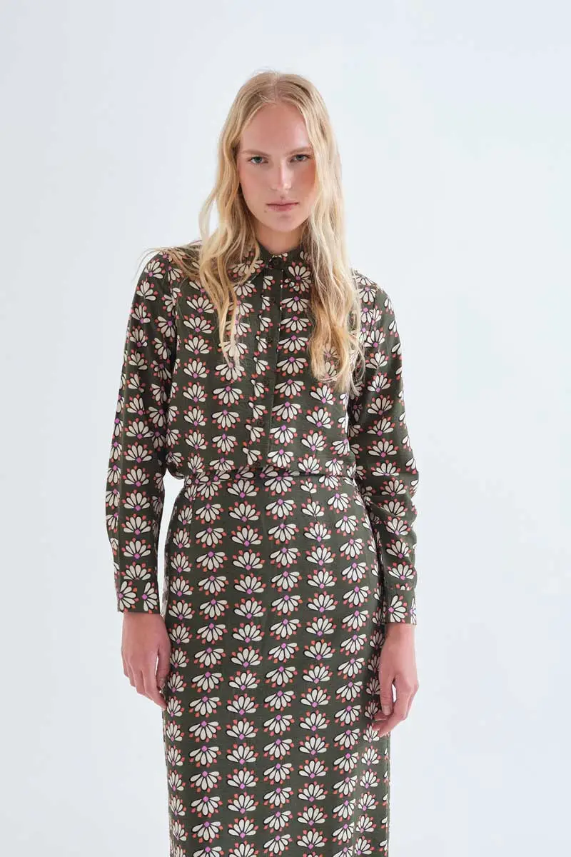 Geometric Print Shirt COMPANIA FANTASTICA Κρεπ πουκάμισο με γεωμετρικό μοτίβο. Γιακάς με πέτο και μακριά μανίκια με μανσέτες που κλείνουν με κουμπιά. Κλείσιμο μπροστά με πράσινα κουμπιά. Το μοντέλο έχει ύψος 175 εκ. και φοράει μέγεθος S. 85% Viscose 15% Polyamide Πλύσιμο στο πλυντήριο με κρύο νερό, απαγορεύεται η χρήση λευκαντικού, όχι στεγνωτήριο, κρεμάστε το για στέγνωμα στη σκιά, απαγορεύεται το σιδέρωμα, πλύνετε με παρόμοια χρώματα. Αποστολή σε όλη την Ελλάδα σε 1-3 ημέρες. Διαθέσιμο και στα φυσικά μας κατάστηματα YELLOW BUTTON Χρεμωνίδου & Δαμάρεως 61 Παγκράτι. Γρηγορίου Αυξεντίου 122 Άνω Ιλίσια
