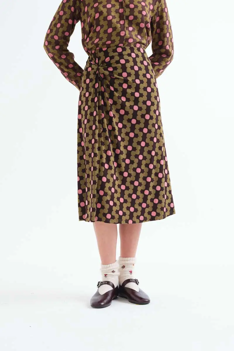 Aberdeen print midi skirt COMPANIA FANTASTICA Μίντι ψηλόμεση φούστα από ζέρσεϊ με μοτίβο Aberdeen. Σταθερή ελαστική μέση. Λεπτομέρεια με κόμπο στη μέση. Το μοντέλο έχει ύψος 175 εκ. και φοράει μέγεθος S. 95% Polyester 5% Elastane Πλύσιμο στο πλυντήριο με κρύο νερό, απαγορεύεται η χρήση λευκαντικού, όχι στεγνωτήριο, κρεμάστε το για στέγνωμα στη σκιά, απαγορεύεται το σιδέρωμα, πλύνετε με παρόμοια χρώματα. Αποστολή σε όλη την Ελλάδα σε 1-3 ημέρες. Διαθέσιμο και στα φυσικά μας κατάστηματα YELLOW BUTTON Χρεμωνίδου & Δαμάρεως 61 Παγκράτι.