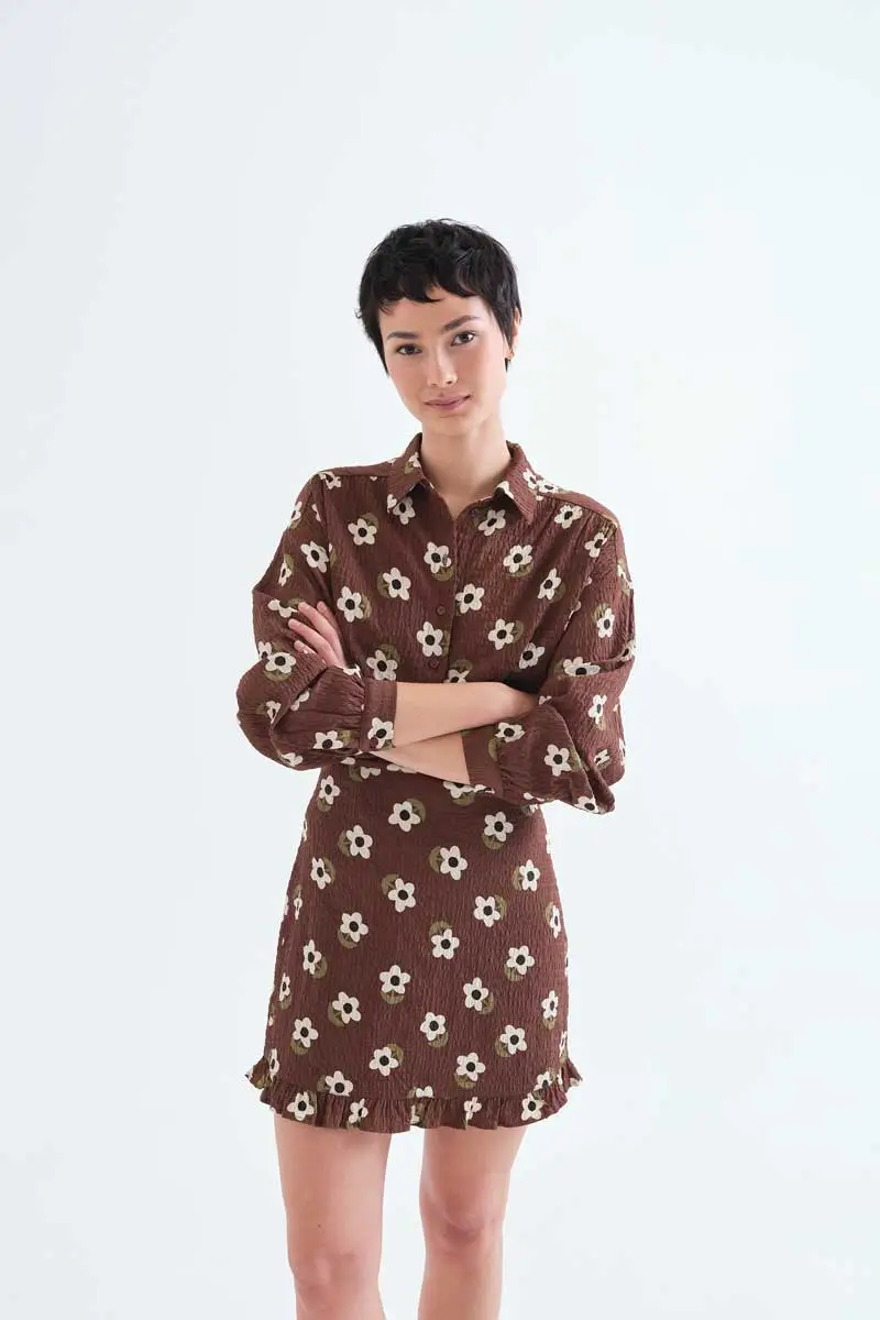 Santini print shirt COMPANIA FANTASTICA Πουκάμισο από ύφασμα με ανάγλυφη υφή και μοτίβο Santini. Διαθέτει γιακά με πέτα και μακριά μανίκια με μανσέτες που κλείνουν με κουμπιά. Κλείνει μπροστά με καφέ κουμπιά. Ελαφρώς χαμηλωμένη ραφή ώμων. Το μοντέλο έχει ύψος 177 εκ. και φοράει μέγεθος S. 100% Polyester Πλύσιμο στο πλυντήριο με κρύο νερό, απαγορεύεται η χρήση λευκαντικού, όχι στεγνωτήριο, κρεμάστε το για στέγνωμα στη σκιά, απαγορεύεται το σιδέρωμα, πλύνετε με παρόμοια χρώματα. Αποστολή σε όλη την Ελλάδα σε 1-3 ημέρες. Διαθέσιμο και στα φυσικά μας κατάστηματα YELLOW BUTTON Χρεμωνίδου & Δαμάρεως 61 Παγκράτι.