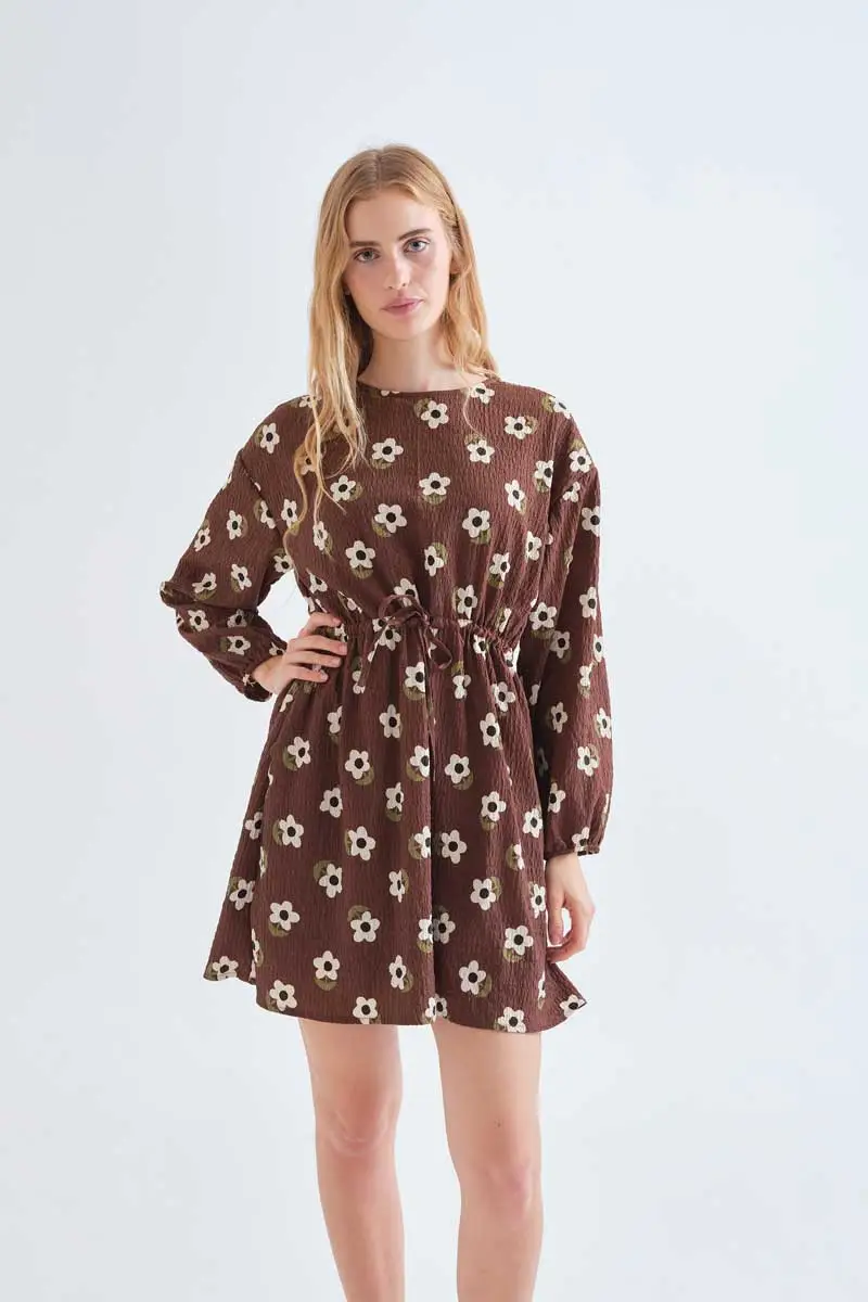 Santini Print Short Dress COMPANIA FANTASTICA Κοντό φόρεμα με ανάγλυφη υφή και μοτίβο Santini. Εσωτερική φόδρα. Στρογγυλή λαιμόκοψη και μακριά μανίκια, ελαφρώς φουσκωτά, με ελαστικές μανσέτες. Χαμηλή ραφή ώμου. Λεπτομέρεια δεσίματος στη μέση. Κλείσιμο στην πλάτη με κρυφό κουμπί. Το μοντέλο έχει ύψος 173 εκ. και φοράει μέγεθος S. 100% Polyester Πλύσιμο στο πλυντήριο με κρύο νερό, απαγορεύεται η χρήση λευκαντικού, όχι στεγνωτήριο, κρεμάστε το για στέγνωμα στη σκιά, απαγορεύεται το σιδέρωμα, πλύνετε με παρόμοια χρώματα. Αποστολή σε όλη την Ελλάδα σε 1-3 ημέρες. Διαθέσιμο και στα φυσικά μας κατάστηματα YELLOW BUTTON Χρεμωνίδου & Δαμάρεως 61 Παγκράτι.
