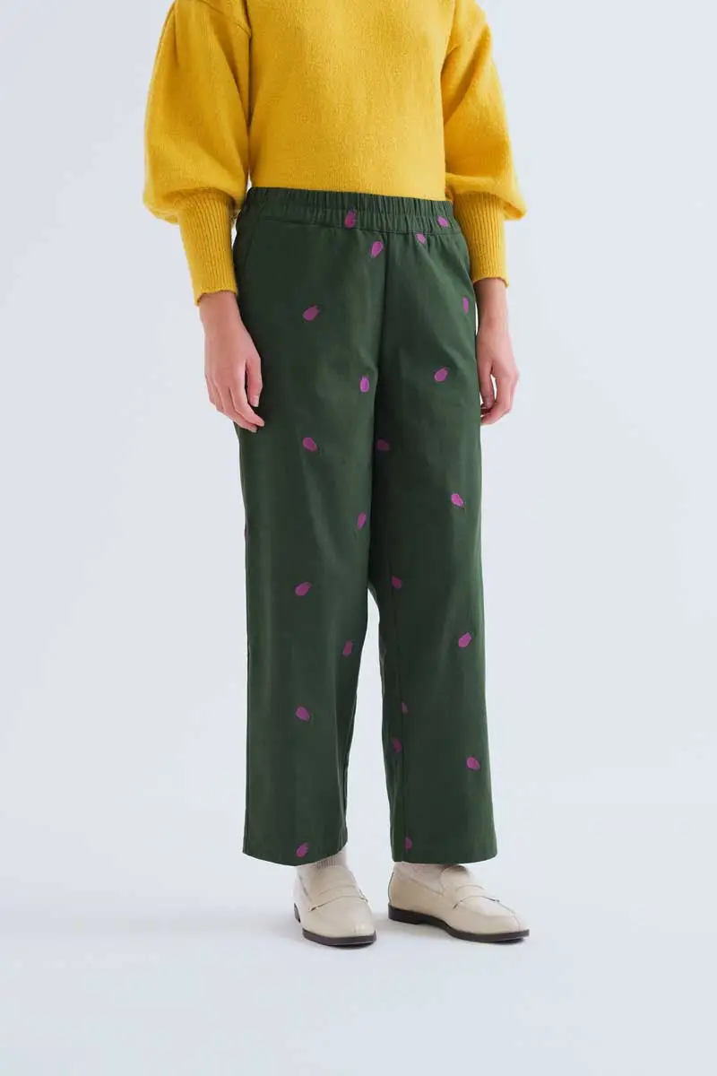 Cotton pants with Eggplant embroidery COMPANIA FANTASTICA Παντελόνι από 100% βαμβακερό ύφασμα με κέντημα Eggplant. Ελαστική μέση, ίσια γραμμή και πλαϊνές τσέπες. Το μοντέλο έχει ύψος 173 εκ. και φοράει μέγεθος S. 100% Cotton Πλύσιμο στο πλυντήριο με κρύο νερό, απαγορεύεται η χρήση λευκαντικού, όχι στεγνωτήριο, κρεμάστε το για στέγνωμα στη σκιά, απαγορεύεται το σιδέρωμα, πλύνετε με παρόμοια χρώματα. Αποστολή σε όλη την Ελλάδα σε 1-3 ημέρες. Διαθέσιμο και στα φυσικά μας κατάστηματα YELLOW BUTTON Χρεμωνίδου & Δαμάρεως 61 Παγκράτι.