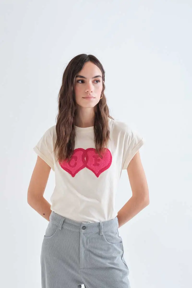 Λευκό T-shirt από 100% βαμβάκι. Στρογγυλή λαιμόκοψη και κοντά μανίκια. Ραμμένο σήμα σε σχήμα καρδιάς με τα αρχικά «CF». Το μοντέλο έχει ύψος 178 εκ. και φοράει μέγεθος S. 100% Cotton Πλύσιμο στο πλυντήριο με κρύο νερό, απαγορεύεται η χρήση λευκαντικού, όχι στεγνωτήριο, κρεμάστε το για στέγνωμα στη σκιά, απαγορεύεται το σιδέρωμα, πλύνετε με παρόμοια χρώματα. Αποστολή σε όλη την Ελλάδα σε 1-3 ημέρες. Διαθέσιμο και στα φυσικά μας κατάστηματα YELLOW BUTTON Χρεμωνίδου & Δαμάρεως 61 Παγκράτι.