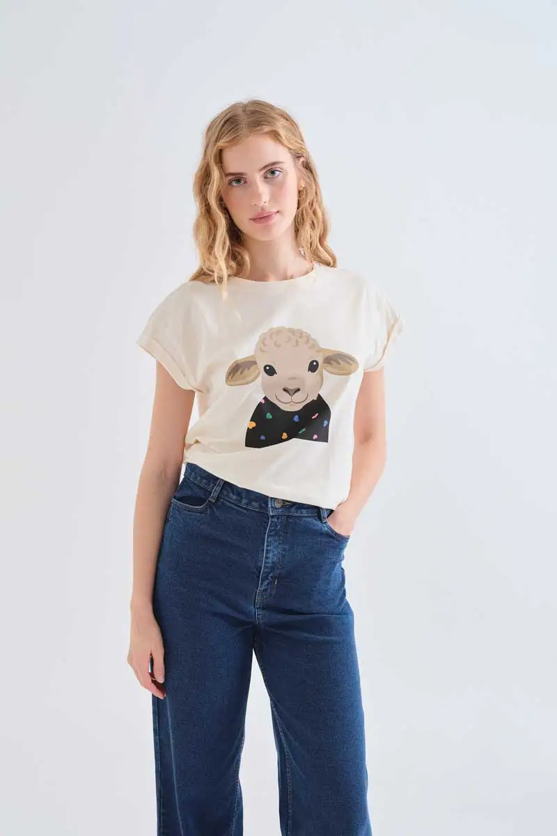 T-shirt από 100% βαμβάκι σε απόχρωση εκρού με τύπωμα πρόβατο. Στρογγυλή λαιμόκοψη και κοντά μανίκια. Το μοντέλο έχει ύψος 173 εκ. και φοράει μέγεθος S. 100% Cotton Πλύσιμο στο πλυντήριο με κρύο νερό, απαγορεύεται η χρήση λευκαντικού, όχι στεγνωτήριο, κρεμάστε το για στέγνωμα στη σκιά, απαγορεύεται το σιδέρωμα, πλύνετε με παρόμοια χρώματα. Αποστολή σε όλη την Ελλάδα σε 1-3 ημέρες. Διαθέσιμο και στα φυσικά μας κατάστηματα YELLOW BUTTON Χρεμωνίδου & Δαμάρεως 61 Παγκράτι.