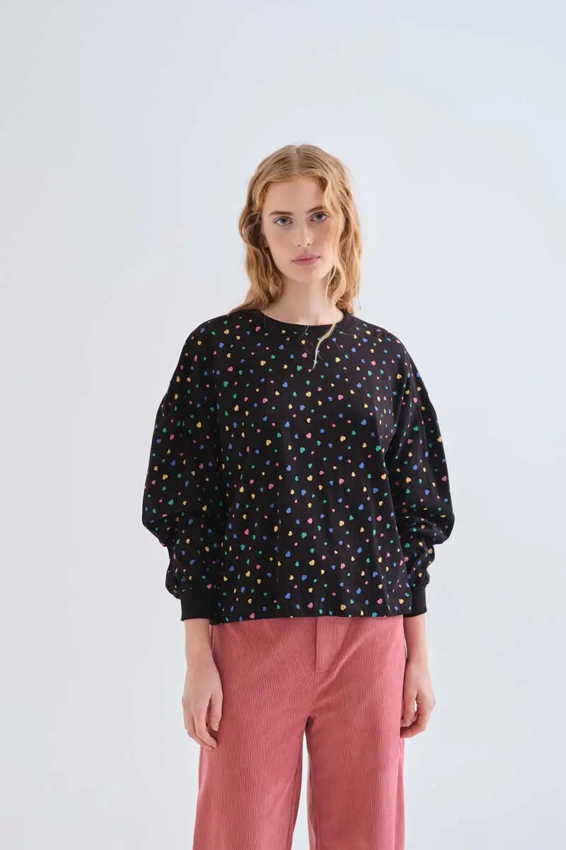 Cotton jersey shirt with Candy print COMPANIA FANTASTICA Μπλούζα από 100% βαμβακερό ζέρσεϊ με τύπωμα καραμέλες. Στρογγυλή λαιμόκοψη και μακριά μανίκια με ελαφρύ όγκο. Άνετη γραμμή. Ελαφρώς χαμηλωμένη ραφή ώμου. Ριμπ τελειώματα. Το μοντέλο έχει ύψος 173 εκ. και φοράει μέγεθος S. 100% Cotton Πλύσιμο στο πλυντήριο με κρύο νερό, απαγορεύεται η χρήση λευκαντικού, όχι στεγνωτήριο, κρεμάστε το για στέγνωμα στη σκιά, απαγορεύεται το σιδέρωμα, πλύνετε με παρόμοια χρώματα. Αποστολή σε όλη την Ελλάδα σε 1-3 ημέρες. Διαθέσιμο και στα φυσικά μας κατάστηματα YELLOW BUTTON Χρεμωνίδου & Δαμάρεως 61 Παγκράτι.
