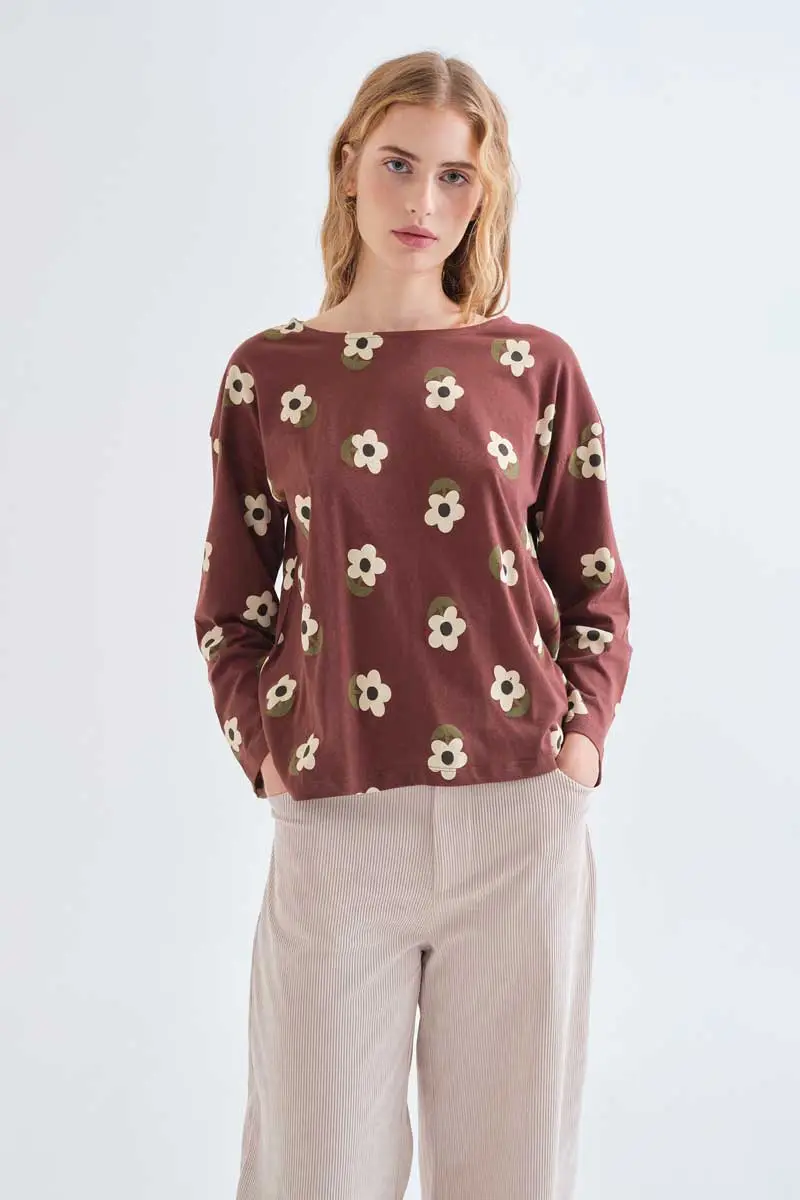 T-shirt από 100% βαμβακερό ζέρσεϊ με τύπωμα Santini. Boat-neck γιακάς και μακριά μανίκια. Άνετη γραμμή. Το μοντέλο έχει ύψος 173 εκ. και φοράει μέγεθος S. 100% Cotton Πλύσιμο στο πλυντήριο με κρύο νερό, απαγορεύεται η χρήση λευκαντικού, όχι στεγνωτήριο, κρεμάστε το για στέγνωμα στη σκιά, απαγορεύεται το σιδέρωμα, πλύνετε με παρόμοια χρώματα. Αποστολή σε όλη την Ελλάδα σε 1-3 ημέρες. Διαθέσιμο και στα φυσικά μας κατάστηματα YELLOW BUTTON Χρεμωνίδου & Δαμάρεως 61 Παγκράτι.