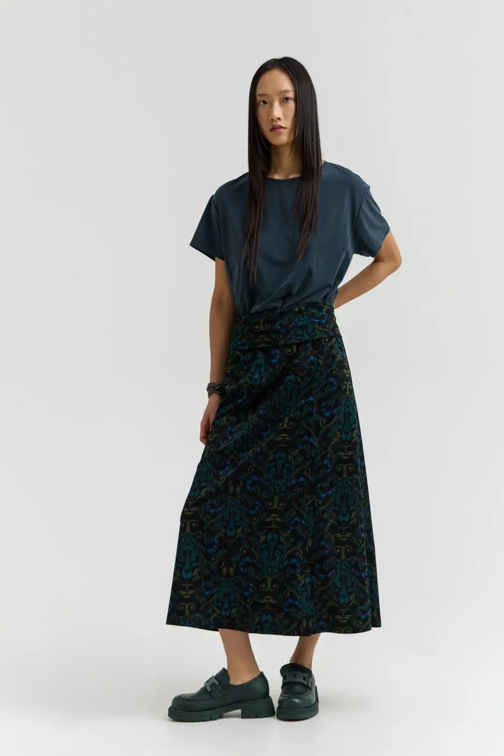 "KABA" Φούστα midi με all-over print, φαρδιά μπάσκα και πλαϊνά κουμπιά Namaste Φούστα midi σε άνετη A-line γραμμή, με all-over print από περίτεχνα διακοσμητικά μοτίβα. Διαθέτει φαρδιά μπάσκα στη μέση και σούρες περιμετρικά κάτω από αυτή, που δημιουργούν απαλή, ρευστή πτώση. Η πλαϊνή πατιλέτα με κουμπιά προσθέτει χαρακτηριστική λεπτομέρεια στον σχεδιασμό της. 45% Βισκόζη 55% Πολυέστερ Χαρακτηριστικά: Midi μήκος A-line γραμμή All-over print Φαρδιά μπάσκα στη μέση Σούρες κάτω από την μπάσκα Πλαϊνή πατιλέτα με κουμπιά Άνετη, ρευστή εφαρμογή Οδηγίες πλυσίματος: Πλύσιμο στους 30°C. Χωρίς λευκαντικό και στεγνωτήριο. Σιδέρωμα σε χαμηλή θερμοκρασία. Δεν επιτρέπεται το στεγνό καθάρισμα. Διαστάσεις μοντέλου: Ύψος 1,75 m | Στήθος 79 cm | Μέση 60 cm | Γοφοί 89 cm Δωρεάν αποστολή σε 1-3 μέρες σε όλη την Ελλάδα. Διαθέσιμο και στο φυσικό κατάστημα YELLOW BUTTON Χρεμωνίδου & Δαμάρεως 61 Παγκράτι