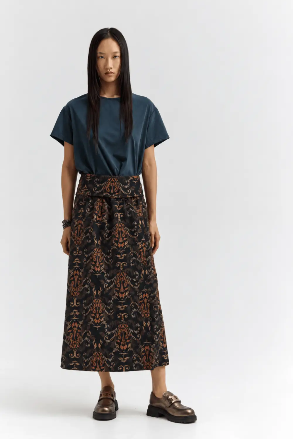 "KABA" Φούστα midi με all-over print, φαρδιά μπάσκα και πλαϊνά κουμπιά Namaste Φούστα midi σε άνετη A-line γραμμή, με all-over print από περίτεχνα διακοσμητικά μοτίβα. Διαθέτει φαρδιά μπάσκα στη μέση και σούρες περιμετρικά κάτω από αυτή, που δημιουργούν απαλή, ρευστή πτώση. Η πλαϊνή πατιλέτα με κουμπιά προσθέτει χαρακτηριστική λεπτομέρεια στον σχεδιασμό της. 45% Βισκόζη 55% Πολυέστερ Χαρακτηριστικά: Midi μήκος A-line γραμμή All-over print Φαρδιά μπάσκα στη μέση Σούρες κάτω από την μπάσκα Πλαϊνή πατιλέτα με κουμπιά Άνετη, ρευστή εφαρμογή Οδηγίες πλυσίματος: Πλύσιμο στους 30°C. Χωρίς λευκαντικό και στεγνωτήριο. Σιδέρωμα σε χαμηλή θερμοκρασία. Δεν επιτρέπεται το στεγνό καθάρισμα. Διαστάσεις μοντέλου: Ύψος 1,75 m | Στήθος 79 cm | Μέση 60 cm | Γοφοί 89 cm Δωρεάν αποστολή σε 1-3 μέρες σε όλη την Ελλάδα. Διαθέσιμο και στο φυσικό κατάστημα YELLOW BUTTON Χρεμωνίδου & Δαμάρεως 61 Παγκράτι