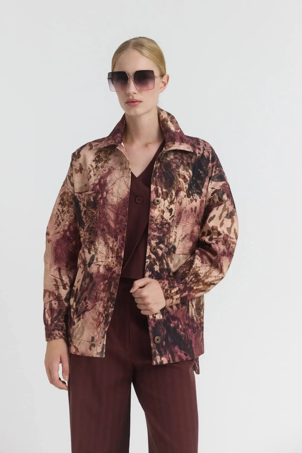 "GUETTA" Μπουφάν τζιν με watercollor print Namaste Τζιν overshirt από βαμβακερό ύφασμα με watercolor print. Διαθέτει γιακά, μακριά μανίκια και κλείσιμο με μεταλλικά κουμπιά σε όλο το μήκος. Έχει ασύμμετρο τελείωμα και πλαϊνά ανοίγματα, ενώ διαθέτει τετράγωνες τσέπες στο επάνω μέρος και πλαϊνές τσέπες στο κάτω. “Αυτό το προϊόν έχει φτιαχτεί με αγάπη και σεβασμό στο περιβάλλον χρησιμοποιώντας φυσικές ίνες.” 2% Ελαστάν 98% Βαμβάκι Το μοντέλο φοράει μέγεθος S. Τα ρούχα Namaste σχεδιάζονται και ράβονται στην Ελλάδα. Δωρεάν αποστολή σε 1-3 μέρες σε όλη την Ελλάδα. Διαθέσιμο και στο φυσικό κατάστημα YELLOW BUTTON Χρεμωνίδου & Δαμάρεως 61 Παγκράτι