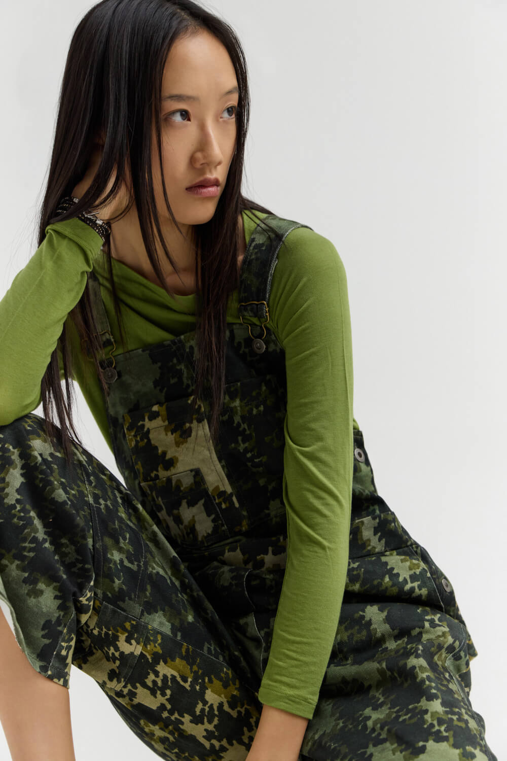 "LALISA" Σαλοπέτα τζιν σε barrel γραμμή με abstract camo print Namaste Σαλοπέτα τζιν σε barrel γραμμή με abstract camo print. Διαθέτει ρυθμιζόμενες τιράντες, μπροστινές και πίσω τσέπες, καθώς και σχεδιαστικές λεπτομέρειες στο επάνω μέρος, με μεγάλη εξωτερική τσέπη και διακοσμητικό φιλέτο στον καβάλο. Το πλαϊνό κλείσιμο με κουμπιά προσφέρει ευκολία στην εφαρμογή, διατηρώντας το clean finishing του σχεδίου. 98% Βαμβάκι 2% Ελαστάν Χαρακτηριστικά: Τζιν ύφασμα Barrel γραμμή Abstract camo print Ρυθμιζόμενες τιράντες Μεγάλη εξωτερική τσέπη Μπροστινές και πίσω τσέπες Διακοσμητικό φιλέτο στον καβάλο Πλαϊνό κλείσιμο με κουμπιά Σχεδιαστικές λεπτομέρειες στο επάνω μέρος Οδηγίες πλυσίματος: Πλύσιμο στους 30°C. Χωρίς λευκαντικό και στεγνωτήριο. Σιδέρωμα σε χαμηλή θερμοκρασία. Δεν επιτρέπεται το στεγνό καθάρισμα. Διαστάσεις μοντέλου: Ύψος 1,75 m | Στήθος 79 cm | Μέση 60 cm | Γοφοί 89 cm Δωρεάν αποστολή σε 1-3 μέρες σε όλη την Ελλάδα. Διαθέσιμο και στο φυσικό κατάστημα YELLOW BUTTON Χρεμωνίδου & Δαμάρεως 61 Παγκράτι